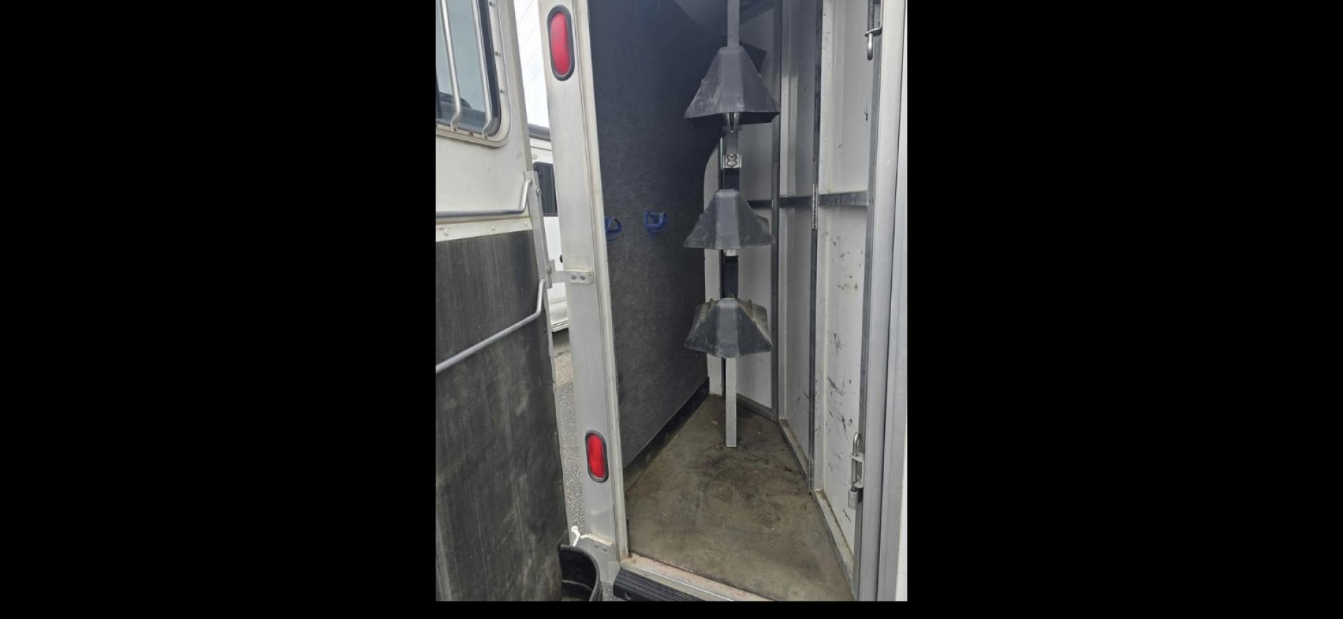 2006 Silver Merhow 4 Horse LQ , located at 923 US HWY 87 E., Billings, MT, 59101, (406) 245-0456, 45.795788, -108.451881 - 2006 Merhow 4 Horse w/slide Located in Billings MT $35,900 Locally owned MT trailer with 2 owners!! If you're wanting to do something recreational, besides horses, this is your trailer. The tack is removable. This is a super nice living quarter with a slide, 4 horse slant, 7' wide. Aluminum - Photo#4