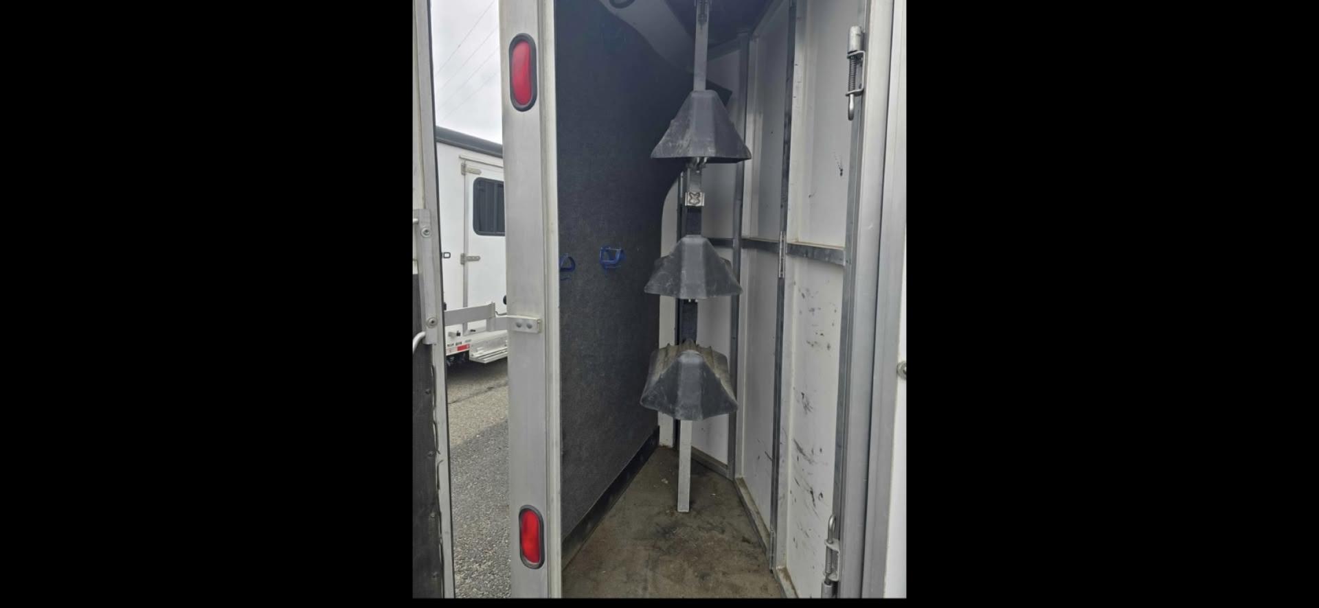 2006 Silver Merhow 4 Horse LQ , located at 923 US HWY 87 E., Billings, MT, 59101, (406) 245-0456, 45.795788, -108.451881 - 2006 Merhow 4 Horse w/slide Located in Billings MT $35,900 Locally owned MT trailer with 2 owners!! If you're wanting to do something recreational, besides horses, this is your trailer. The tack is removable. This is a super nice living quarter with a slide, 4 horse slant, 7' wide. Aluminum - Photo#5