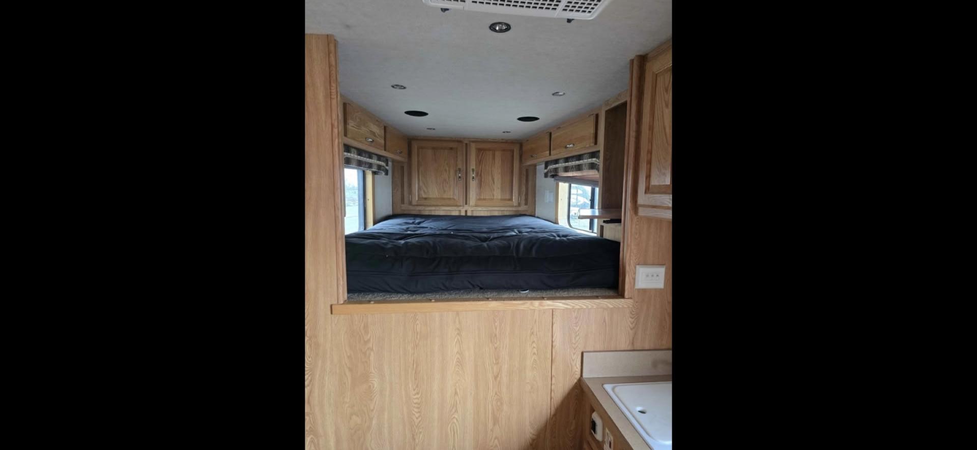 2006 Silver Merhow 4 Horse LQ , located at 923 US HWY 87 E., Billings, MT, 59101, (406) 245-0456, 45.795788, -108.451881 - 2006 Merhow 4 Horse w/slide Located in Billings MT $35,900 Locally owned MT trailer with 2 owners!! If you're wanting to do something recreational, besides horses, this is your trailer. The tack is removable. This is a super nice living quarter with a slide, 4 horse slant, 7' wide. Aluminum - Photo#7