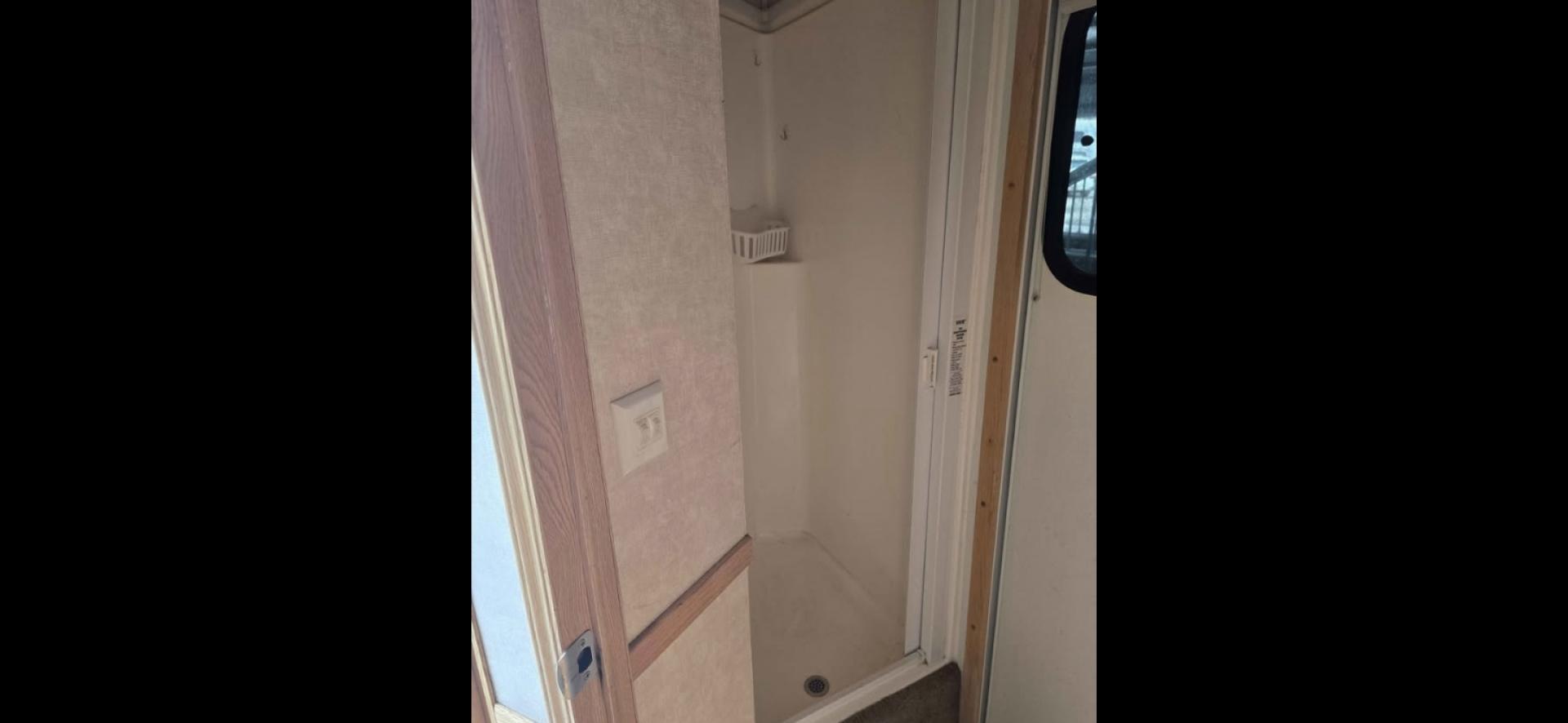 2006 Silver Merhow 4 Horse LQ , located at 923 US HWY 87 E., Billings, MT, 59101, (406) 245-0456, 45.795788, -108.451881 - 2006 Merhow 4 Horse w/slide Located in Billings MT $35,900 Locally owned MT trailer with 2 owners!! If you're wanting to do something recreational, besides horses, this is your trailer. The tack is removable. This is a super nice living quarter with a slide, 4 horse slant, 7' wide. Aluminum - Photo#10