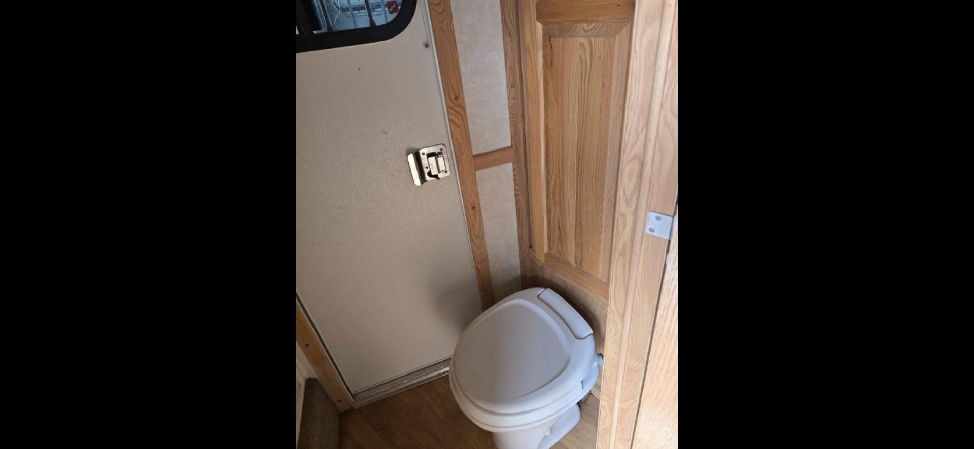 2006 Silver Merhow 4 Horse LQ , located at 923 US HWY 87 E., Billings, MT, 59101, (406) 245-0456, 45.795788, -108.451881 - 2006 Merhow 4 Horse w/slide Located in Billings MT $35,900 Locally owned MT trailer with 2 owners!! If you're wanting to do something recreational, besides horses, this is your trailer. The tack is removable. This is a super nice living quarter with a slide, 4 horse slant, 7' wide. Aluminum - Photo#11