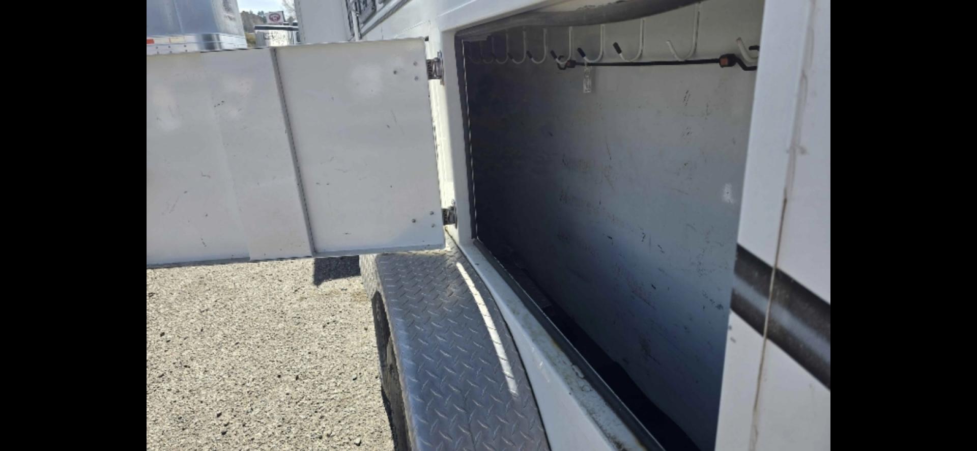 2005 White Merhow 4 Horse w/Slide , located at 923 US HWY 87 E., Billings, MT, 59101, (406) 245-0456, 45.795788, -108.451881 - 2005 Trails West Sierra 9140SO 4 Horse LQ 2005 Trails West 4 Horse w/slide Located in Billings MT $27,500 Nice Clean Trailer-Model 9140SO 4 horse with a full auto slide and electric front jack, 7' wide, w/mangers, 11' Shortwall, huge neo angle shower, full bath, shower toilet, a c, hot water - Photo#3