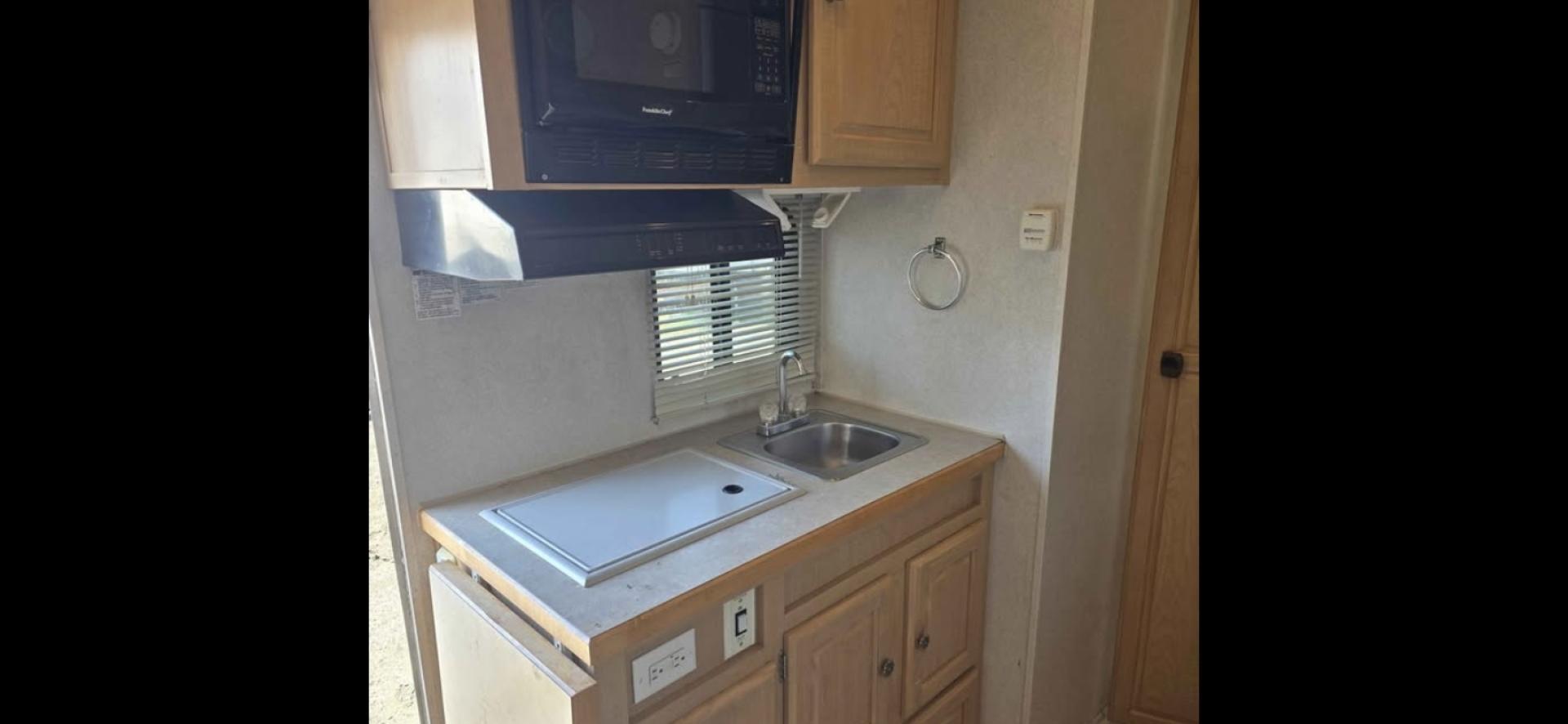 2005 White Merhow 4 Horse w/Slide , located at 923 US HWY 87 E., Billings, MT, 59101, (406) 245-0456, 45.795788, -108.451881 - 2005 Trails West Sierra 9140SO 4 Horse LQ 2005 Trails West 4 Horse w/slide Located in Billings MT $27,500 Nice Clean Trailer-Model 9140SO 4 horse with a full auto slide and electric front jack, 7' wide, w/mangers, 11' Shortwall, huge neo angle shower, full bath, shower toilet, a c, hot water - Photo#13