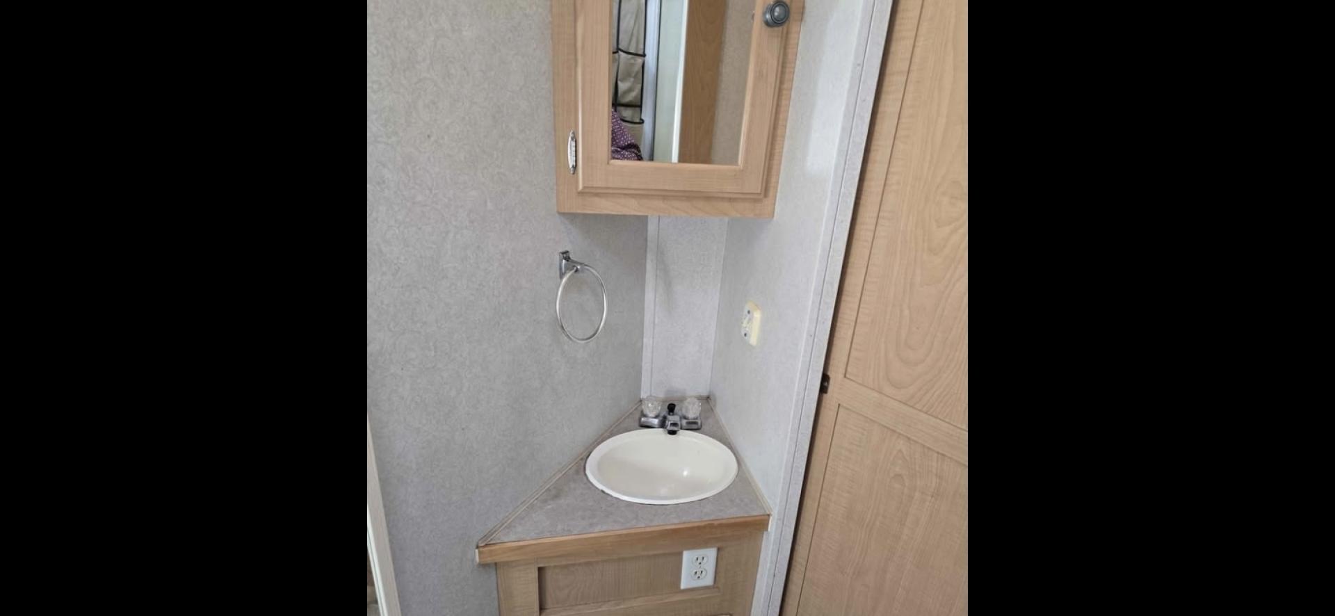 2005 White Merhow 4 Horse w/Slide , located at 923 US HWY 87 E., Billings, MT, 59101, (406) 245-0456, 45.795788, -108.451881 - 2005 Trails West Sierra 9140SO 4 Horse LQ 2005 Trails West 4 Horse w/slide Located in Billings MT $27,500 Nice Clean Trailer-Model 9140SO 4 horse with a full auto slide and electric front jack, 7' wide, w/mangers, 11' Shortwall, huge neo angle shower, full bath, shower toilet, a c, hot water - Photo#16