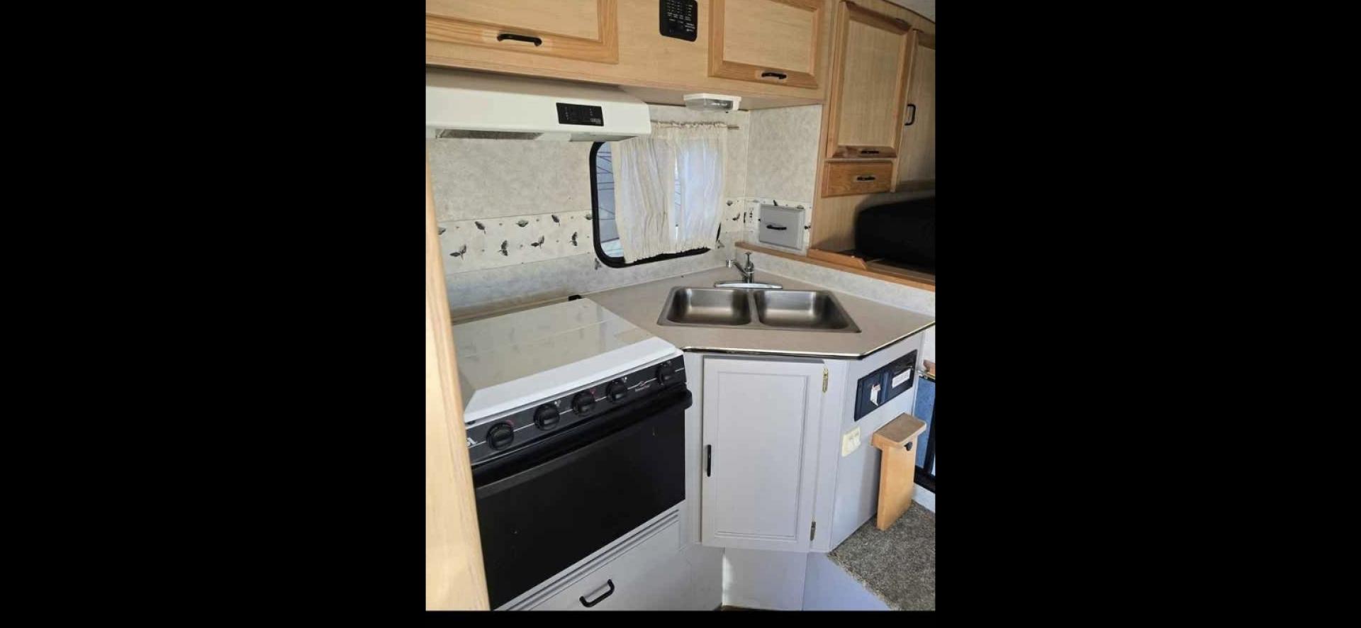 2003 White S&S Bitterroot 85C , located at 923 US HWY 87 E., Billings, MT, 59101, (406) 245-0456, 45.795788, -108.451881 - 2003 S&S Bitterroot 85C 8' Slide In 8' Slide In trailer with full bath-shower toilet, 6 gallon hot water heater, forced air heat, manual jacks, comes with full set of turn buckles, upper bunk, front queen bed, booth folds into bed. Full fridge/freezer that is 12V or propane. Dry weight 2500 LBS - Photo#4