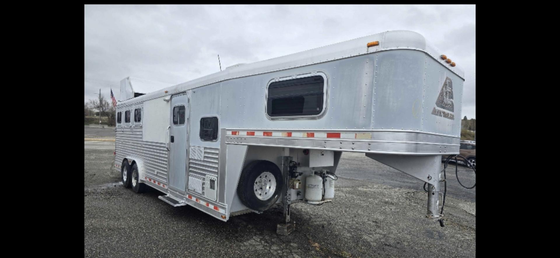 2007 Elite 3 horse , located at 923 US HWY 87 E., Billings, MT, 59101, (406) 245-0456, 45.795788, -108.451881 - 2007 Elite 3 Horse slant w/LQ Located in Billings MT $39,900 Nice clean gorgeous trailer!! 3 horse slant, that is 8' wide, aluminum on aluminum, onan 7000 watt generator. 2 a/cs with one in the living quarters and one in the horse area. Height in horse area is 83", Mangers, fold down windows - Photo#0
