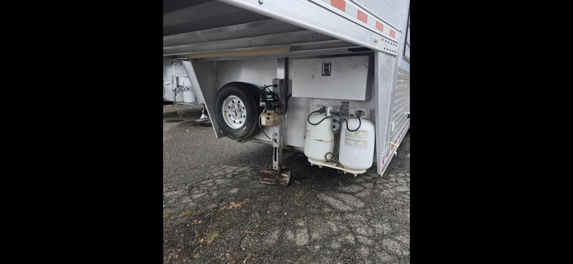 2007 Elite 3 horse , located at 923 US HWY 87 E., Billings, MT, 59101, (406) 245-0456, 45.795788, -108.451881 - 2007 Elite 3 Horse slant w/LQ Located in Billings MT $39,900 Nice clean gorgeous trailer!! 3 horse slant, that is 8' wide, aluminum on aluminum, onan 7000 watt generator. 2 a/cs with one in the living quarters and one in the horse area. Height in horse area is 83", Mangers, fold down windows - Photo#1