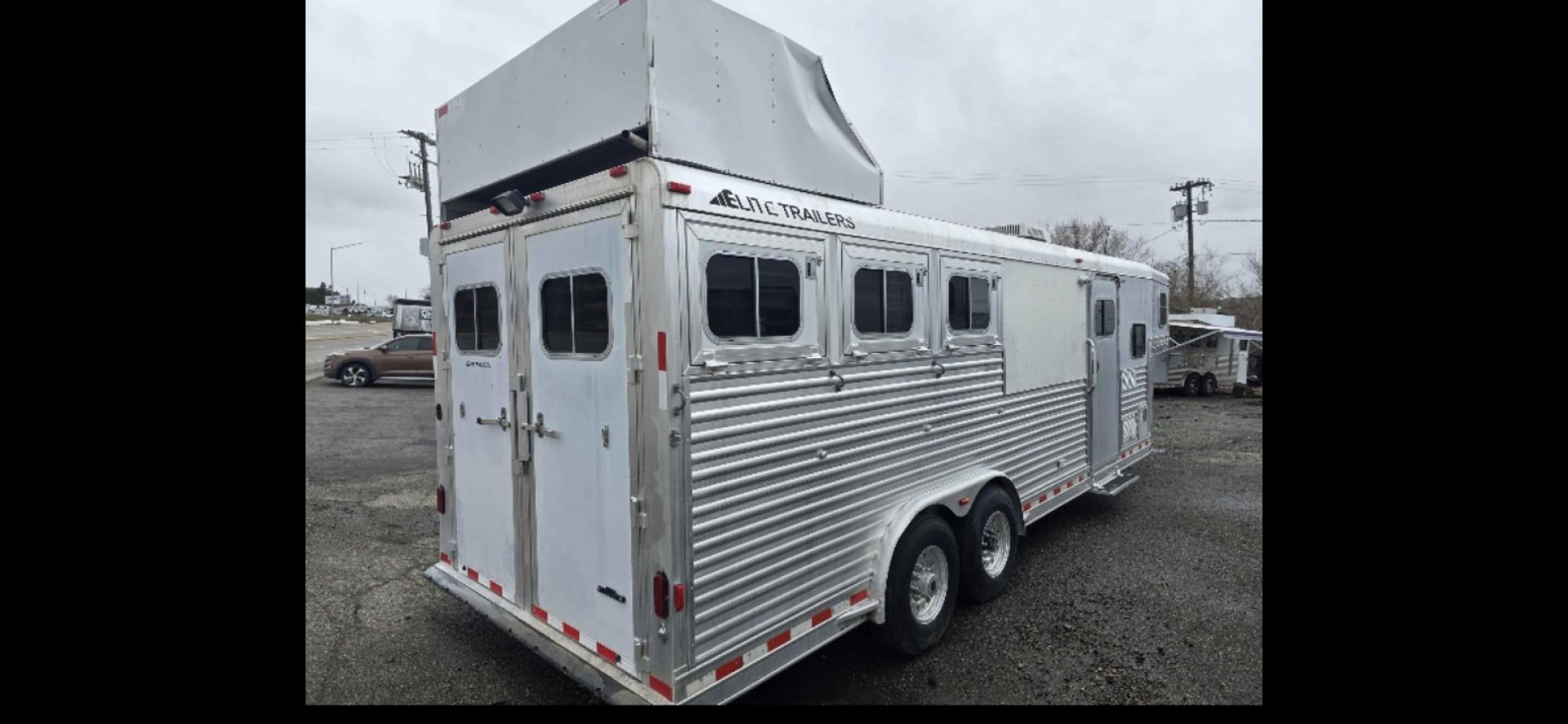 2007 Elite 3 horse , located at 923 US HWY 87 E., Billings, MT, 59101, (406) 245-0456, 45.795788, -108.451881 - 2007 Elite 3 Horse slant w/LQ Located in Billings MT $39,900 Nice clean gorgeous trailer!! 3 horse slant, that is 8' wide, aluminum on aluminum, onan 7000 watt generator. 2 a/cs with one in the living quarters and one in the horse area. Height in horse area is 83", Mangers, fold down windows - Photo#4