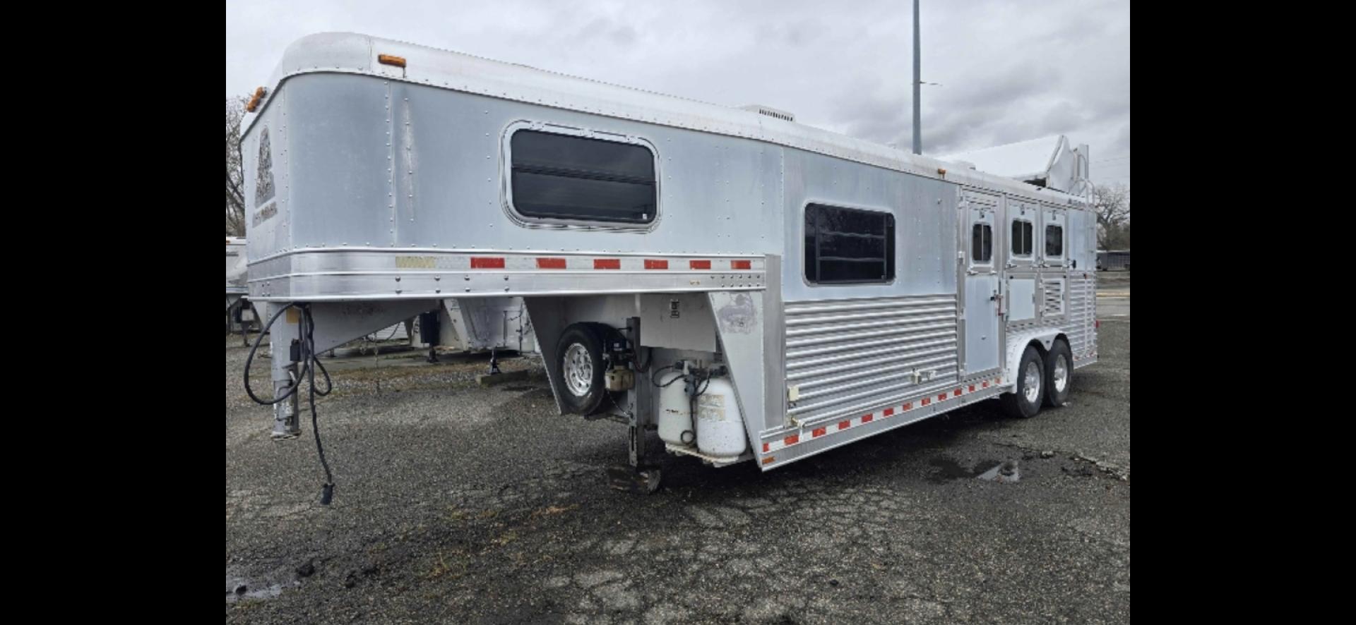 2007 Elite 3 horse , located at 923 US HWY 87 E., Billings, MT, 59101, (406) 245-0456, 45.795788, -108.451881 - 2007 Elite 3 Horse slant w/LQ Located in Billings MT $39,900 Nice clean gorgeous trailer!! 3 horse slant, that is 8' wide, aluminum on aluminum, onan 7000 watt generator. 2 a/cs with one in the living quarters and one in the horse area. Height in horse area is 83", Mangers, fold down windows - Photo#2