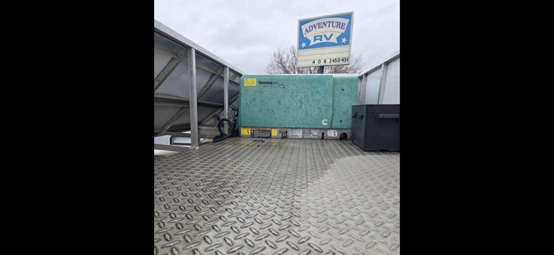 2007 Elite 3 horse , located at 923 US HWY 87 E., Billings, MT, 59101, (406) 245-0456, 45.795788, -108.451881 - 2007 Elite 3 Horse slant w/LQ Located in Billings MT $39,900 Nice clean gorgeous trailer!! 3 horse slant, that is 8' wide, aluminum on aluminum, onan 7000 watt generator. 2 a/cs with one in the living quarters and one in the horse area. Height in horse area is 83", Mangers, fold down windows - Photo#5