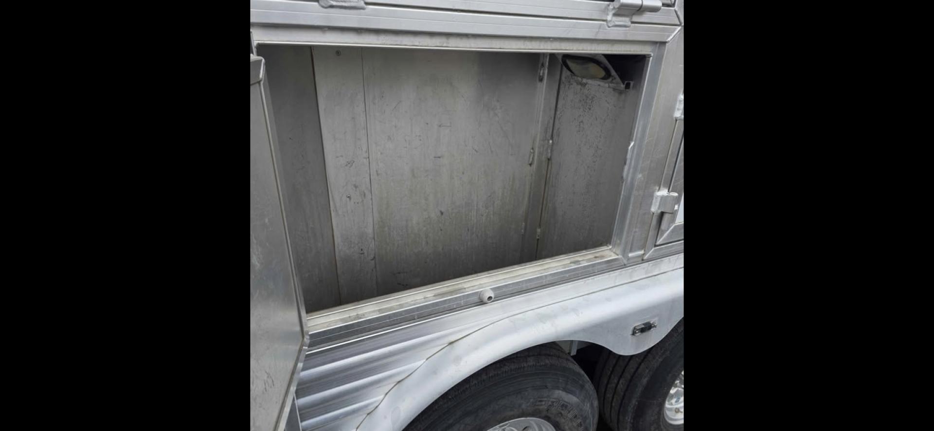 2007 Elite 3 horse , located at 923 US HWY 87 E., Billings, MT, 59101, (406) 245-0456, 45.795788, -108.451881 - 2007 Elite 3 Horse slant w/LQ Located in Billings MT $39,900 Nice clean gorgeous trailer!! 3 horse slant, that is 8' wide, aluminum on aluminum, onan 7000 watt generator. 2 a/cs with one in the living quarters and one in the horse area. Height in horse area is 83", Mangers, fold down windows - Photo#6