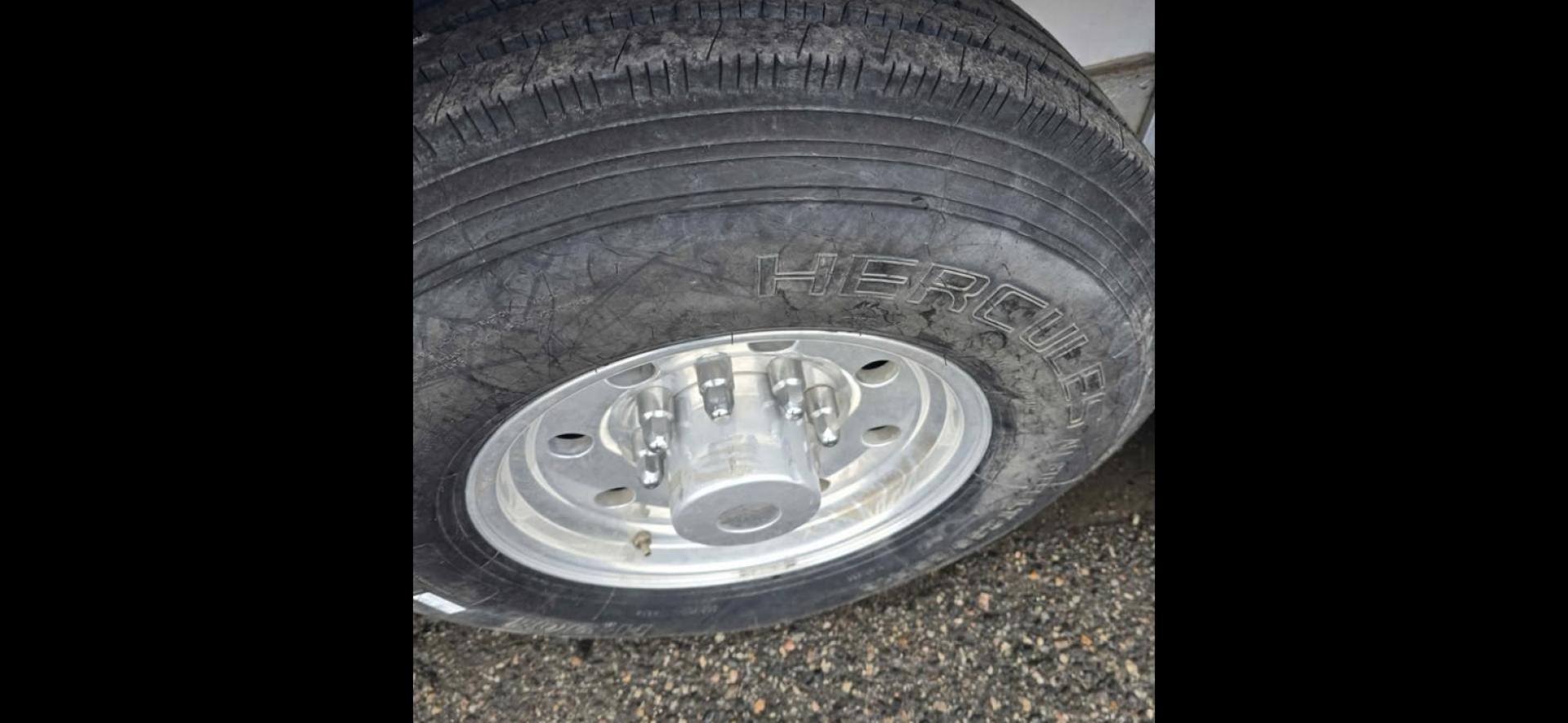 2007 Elite 3 horse , located at 923 US HWY 87 E., Billings, MT, 59101, (406) 245-0456, 45.795788, -108.451881 - 2007 Elite 3 Horse slant w/LQ Located in Billings MT $39,900 Nice clean gorgeous trailer!! 3 horse slant, that is 8' wide, aluminum on aluminum, onan 7000 watt generator. 2 a/cs with one in the living quarters and one in the horse area. Height in horse area is 83", Mangers, fold down windows - Photo#7