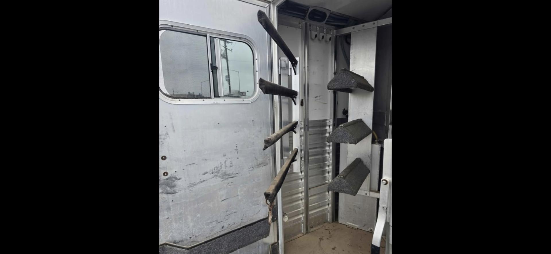 2007 Elite 3 horse , located at 923 US HWY 87 E., Billings, MT, 59101, (406) 245-0456, 45.795788, -108.451881 - 2007 Elite 3 Horse slant w/LQ Located in Billings MT $39,900 Nice clean gorgeous trailer!! 3 horse slant, that is 8' wide, aluminum on aluminum, onan 7000 watt generator. 2 a/cs with one in the living quarters and one in the horse area. Height in horse area is 83", Mangers, fold down windows - Photo#8