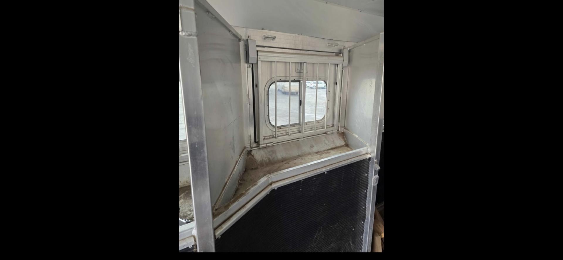 2007 Elite 3 horse , located at 923 US HWY 87 E., Billings, MT, 59101, (406) 245-0456, 45.795788, -108.451881 - 2007 Elite 3 Horse slant w/LQ Located in Billings MT $39,900 Nice clean gorgeous trailer!! 3 horse slant, that is 8' wide, aluminum on aluminum, onan 7000 watt generator. 2 a/cs with one in the living quarters and one in the horse area. Height in horse area is 83", Mangers, fold down windows - Photo#10