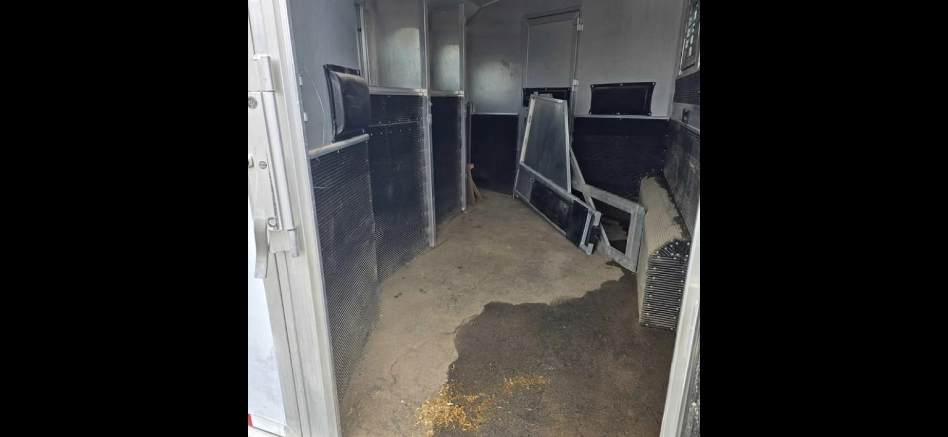 2007 Elite 3 horse , located at 923 US HWY 87 E., Billings, MT, 59101, (406) 245-0456, 45.795788, -108.451881 - 2007 Elite 3 Horse slant w/LQ Located in Billings MT $39,900 Nice clean gorgeous trailer!! 3 horse slant, that is 8' wide, aluminum on aluminum, onan 7000 watt generator. 2 a/cs with one in the living quarters and one in the horse area. Height in horse area is 83", Mangers, fold down windows - Photo#9