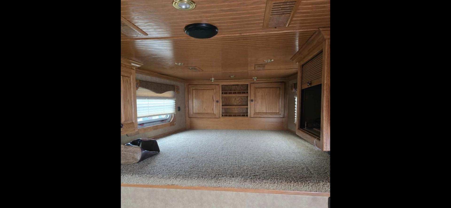 2007 Elite 3 horse , located at 923 US HWY 87 E., Billings, MT, 59101, (406) 245-0456, 45.795788, -108.451881 - 2007 Elite 3 Horse slant w/LQ Located in Billings MT $39,900 Nice clean gorgeous trailer!! 3 horse slant, that is 8' wide, aluminum on aluminum, onan 7000 watt generator. 2 a/cs with one in the living quarters and one in the horse area. Height in horse area is 83", Mangers, fold down windows - Photo#12