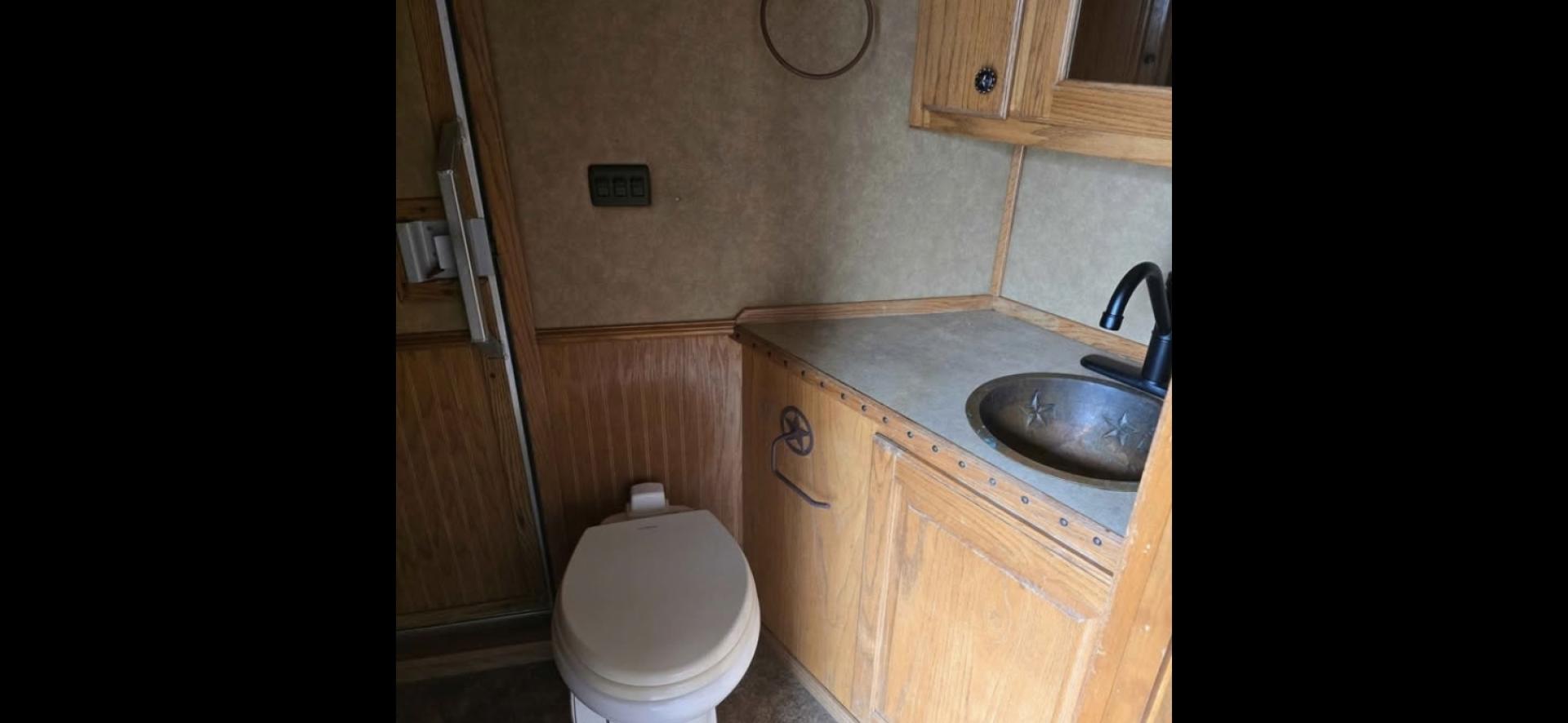 2007 Elite 3 horse , located at 923 US HWY 87 E., Billings, MT, 59101, (406) 245-0456, 45.795788, -108.451881 - 2007 Elite 3 Horse slant w/LQ Located in Billings MT $39,900 Nice clean gorgeous trailer!! 3 horse slant, that is 8' wide, aluminum on aluminum, onan 7000 watt generator. 2 a/cs with one in the living quarters and one in the horse area. Height in horse area is 83", Mangers, fold down windows - Photo#16