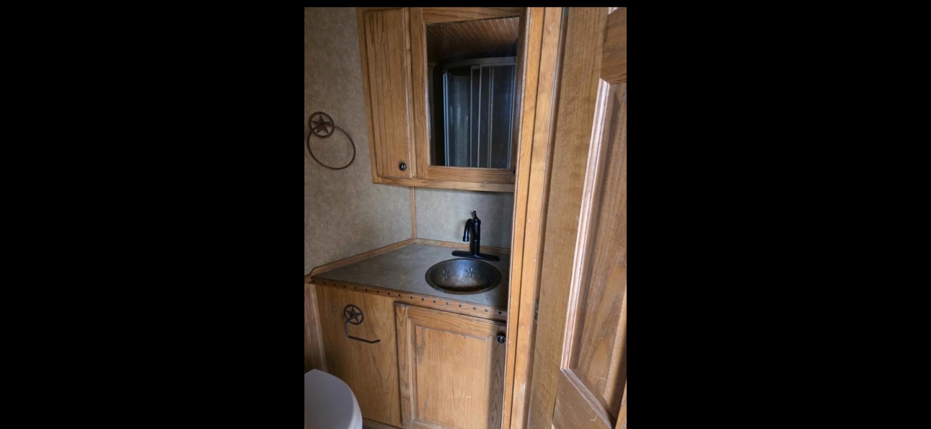 2007 Elite 3 horse , located at 923 US HWY 87 E., Billings, MT, 59101, (406) 245-0456, 45.795788, -108.451881 - 2007 Elite 3 Horse slant w/LQ Located in Billings MT $39,900 Nice clean gorgeous trailer!! 3 horse slant, that is 8' wide, aluminum on aluminum, onan 7000 watt generator. 2 a/cs with one in the living quarters and one in the horse area. Height in horse area is 83", Mangers, fold down windows - Photo#15