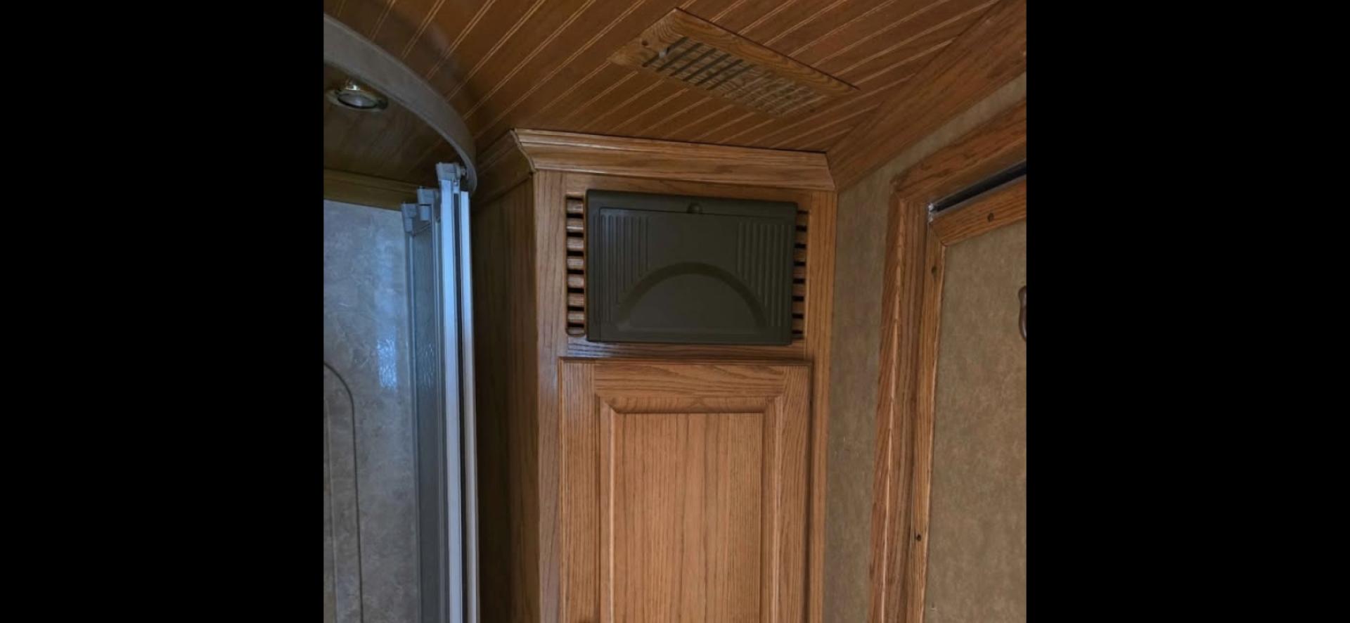 2007 Elite 3 horse , located at 923 US HWY 87 E., Billings, MT, 59101, (406) 245-0456, 45.795788, -108.451881 - 2007 Elite 3 Horse slant w/LQ Located in Billings MT $39,900 Nice clean gorgeous trailer!! 3 horse slant, that is 8' wide, aluminum on aluminum, onan 7000 watt generator. 2 a/cs with one in the living quarters and one in the horse area. Height in horse area is 83", Mangers, fold down windows - Photo#18