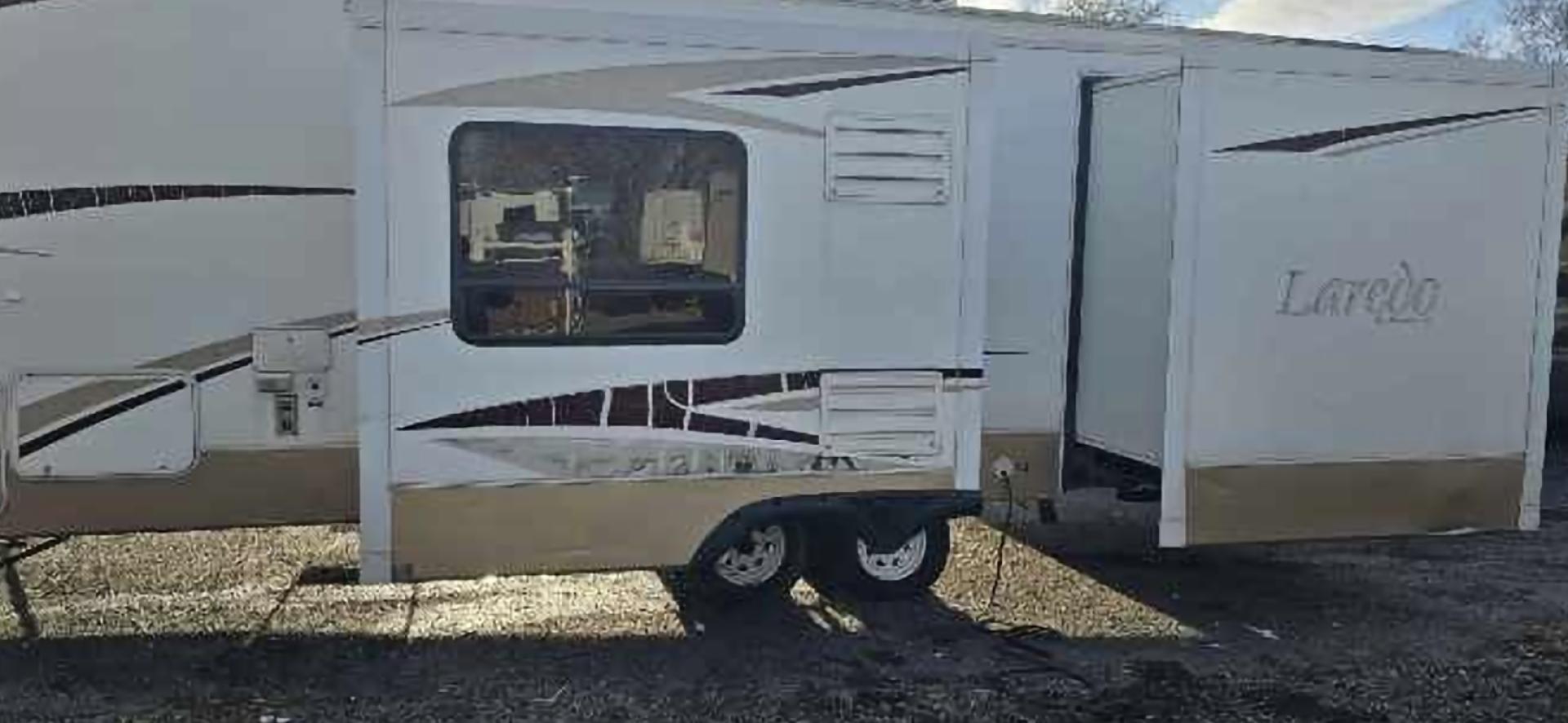 2009 White Keystone Laredo , located at 923 US HWY 87 E., Billings, MT, 59101, (406) 245-0456, 45.795788, -108.451881 - 2009 Keystone Laredo 32RS LOCATED IN BILLINGS MT $11,900 Very nice fifth wheel with two slides and front triple bunks. Rear suite with queen bed. Couch makes into bed. Stand alone kitchen table and chairs. Could sleep 7. Auto awnings and auto front jacks, solid corrian countertops, oak cabinets - Photo#2