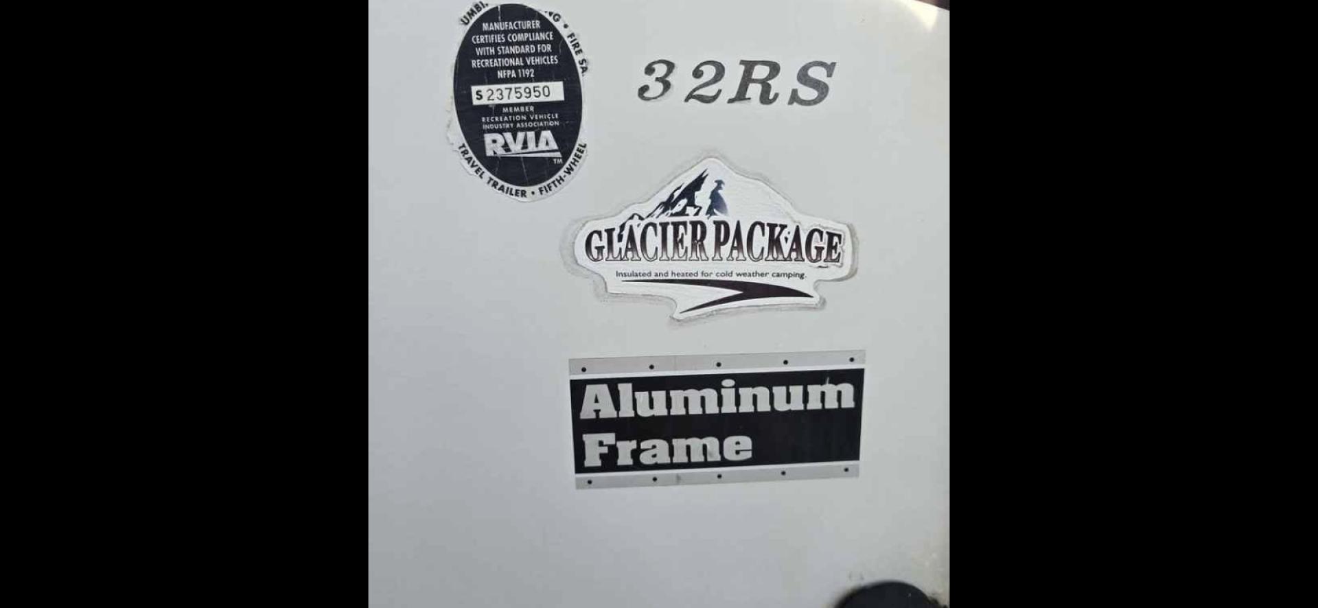 2009 White Keystone Laredo , located at 923 US HWY 87 E., Billings, MT, 59101, (406) 245-0456, 45.795788, -108.451881 - 2009 Keystone Laredo 32RS LOCATED IN BILLINGS MT $11,900 Very nice fifth wheel with two slides and front triple bunks. Rear suite with queen bed. Couch makes into bed. Stand alone kitchen table and chairs. Could sleep 7. Auto awnings and auto front jacks, solid corrian countertops, oak cabinets - Photo#4