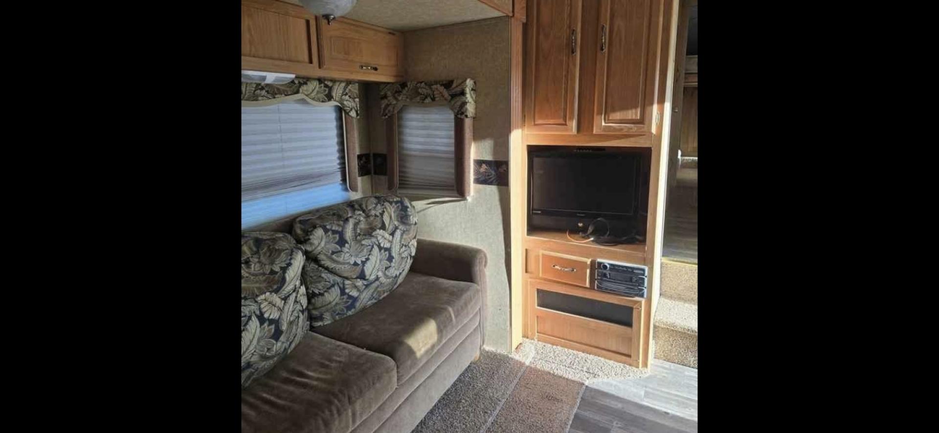 2009 White Keystone Laredo , located at 923 US HWY 87 E., Billings, MT, 59101, (406) 245-0456, 45.795788, -108.451881 - 2009 Keystone Laredo 32RS LOCATED IN BILLINGS MT $11,900 Very nice fifth wheel with two slides and front triple bunks. Rear suite with queen bed. Couch makes into bed. Stand alone kitchen table and chairs. Could sleep 7. Auto awnings and auto front jacks, solid corrian countertops, oak cabinets - Photo#7