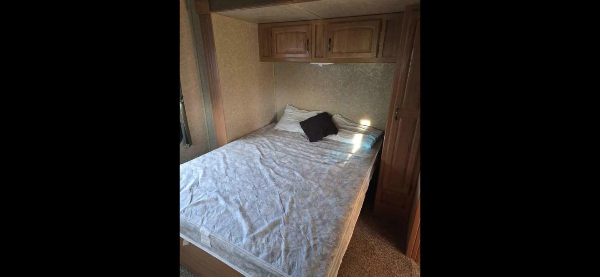 2009 White Keystone Laredo , located at 923 US HWY 87 E., Billings, MT, 59101, (406) 245-0456, 45.795788, -108.451881 - 2009 Keystone Laredo 32RS LOCATED IN BILLINGS MT $11,900 Very nice fifth wheel with two slides and front triple bunks. Rear suite with queen bed. Couch makes into bed. Stand alone kitchen table and chairs. Could sleep 7. Auto awnings and auto front jacks, solid corrian countertops, oak cabinets - Photo#8