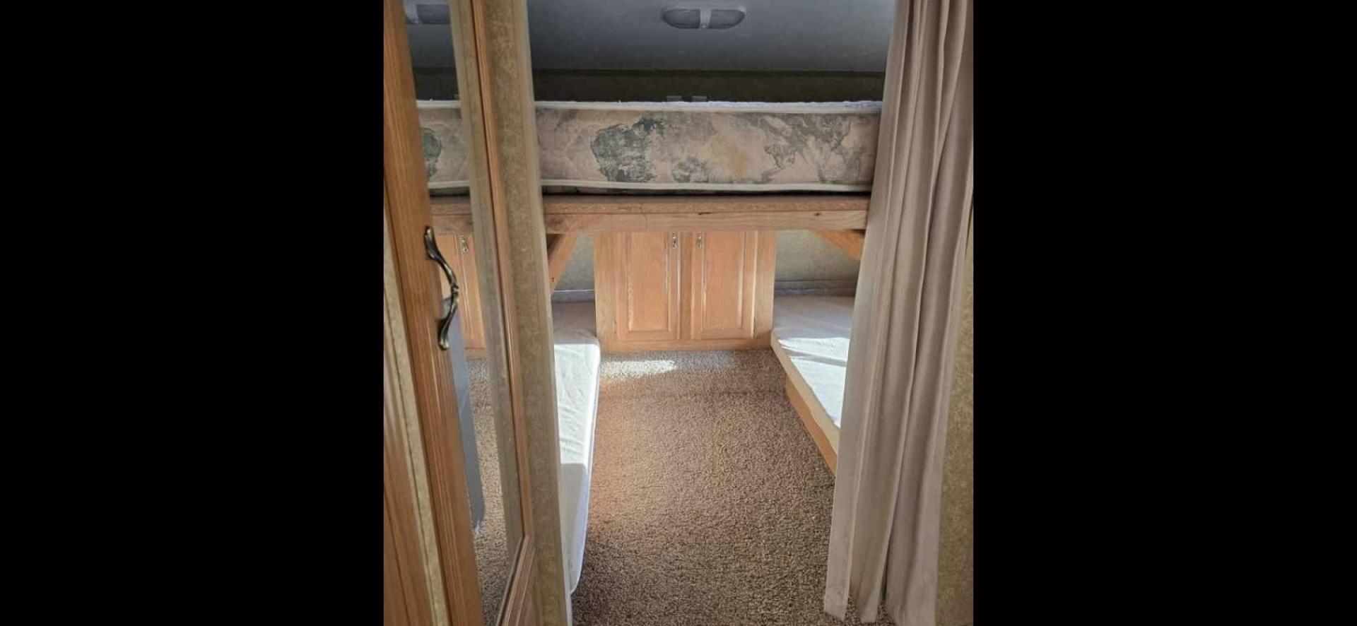 2009 White Keystone Laredo , located at 923 US HWY 87 E., Billings, MT, 59101, (406) 245-0456, 45.795788, -108.451881 - 2009 Keystone Laredo 32RS LOCATED IN BILLINGS MT $11,900 Very nice fifth wheel with two slides and front triple bunks. Rear suite with queen bed. Couch makes into bed. Stand alone kitchen table and chairs. Could sleep 7. Auto awnings and auto front jacks, solid corrian countertops, oak cabinets - Photo#10