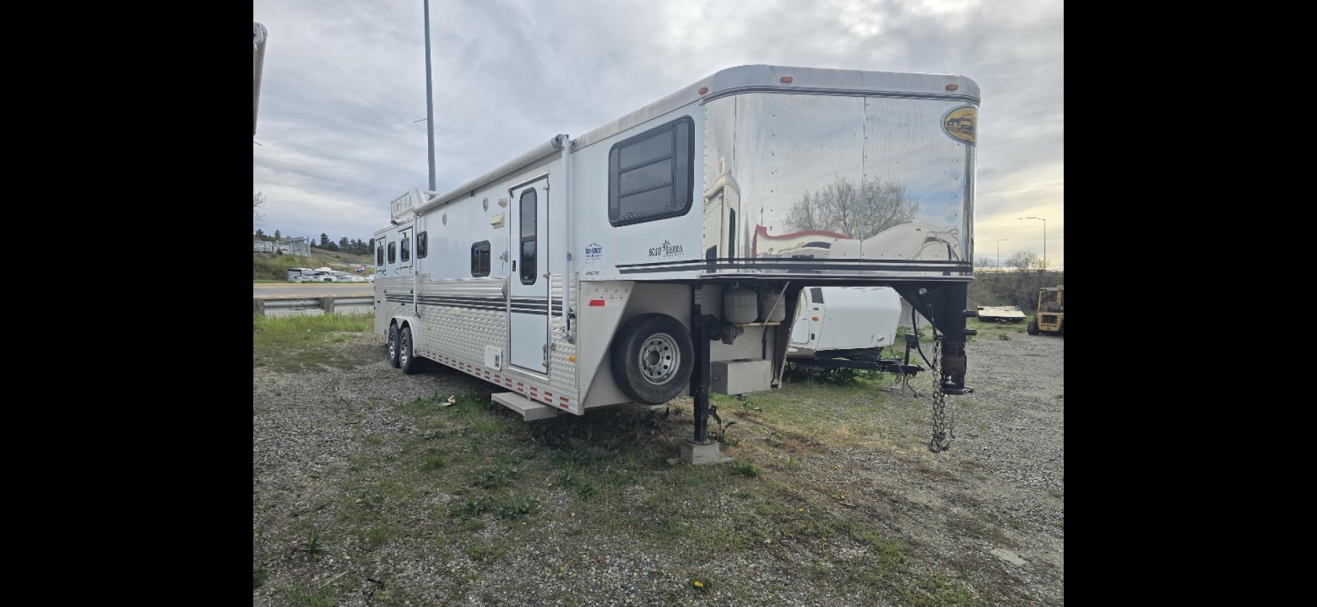 2003 White Sundowner Sierra , located at 923 US HWY 87 E., Billings, MT, 59101, (406) 245-0456, 45.795788, -108.451881 - 2003 Sundowner Sierra 8010 Located in Billings MT $29,900 Absolute beautiful trailer with high end solid oak cabinets, double door fridge.4 horse slant, 8' wide, aluminum on aluminum, hay rack, mangers w/storage, full exterior awning, outside speakers, electric front jack, fold down windows in - Photo#0