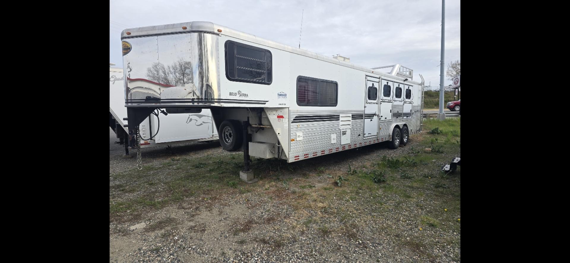 2003 White Sundowner Sierra , located at 923 US HWY 87 E., Billings, MT, 59101, (406) 245-0456, 45.795788, -108.451881 - 2003 Sundowner Sierra 8010 Located in Billings MT $29,900 Absolute beautiful trailer with high end solid oak cabinets, double door fridge.4 horse slant, 8' wide, aluminum on aluminum, hay rack, mangers w/storage, full exterior awning, outside speakers, electric front jack, fold down windows in - Photo#2