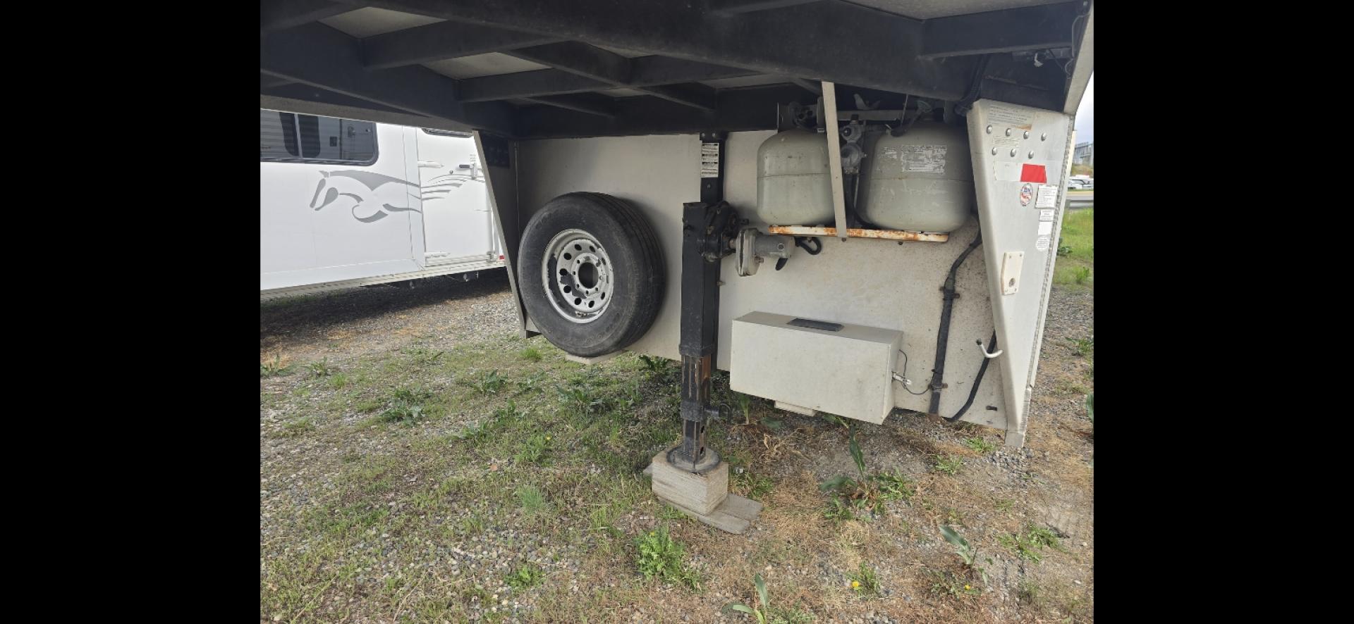 2003 White Sundowner Sierra , located at 923 US HWY 87 E., Billings, MT, 59101, (406) 245-0456, 45.795788, -108.451881 - 2003 Sundowner Sierra 8010 Located in Billings MT $29,900 Absolute beautiful trailer with high end solid oak cabinets, double door fridge.4 horse slant, 8' wide, aluminum on aluminum, hay rack, mangers w/storage, full exterior awning, outside speakers, electric front jack, fold down windows in - Photo#1