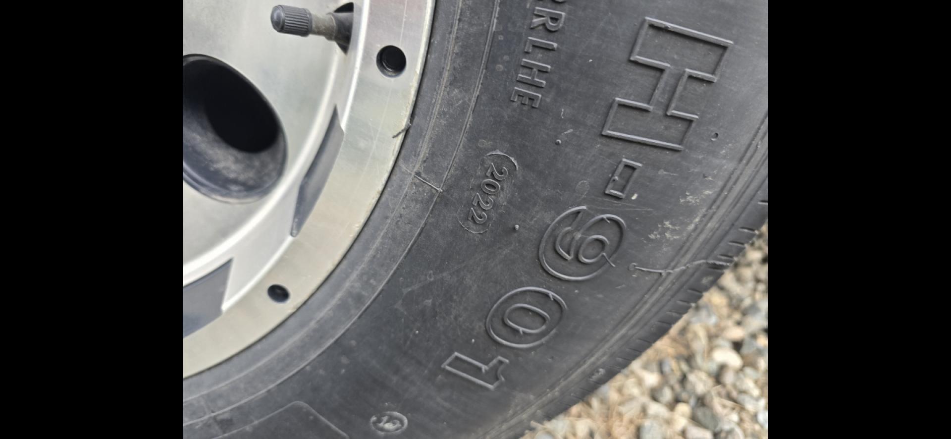 2003 White Sundowner Sierra , located at 923 US HWY 87 E., Billings, MT, 59101, (406) 245-0456, 45.795788, -108.451881 - 2003 Sundowner Sierra 8010 Located in Billings MT $29,900 Absolute beautiful trailer with high end solid oak cabinets, double door fridge.4 horse slant, 8' wide, aluminum on aluminum, hay rack, mangers w/storage, full exterior awning, outside speakers, electric front jack, fold down windows in - Photo#6