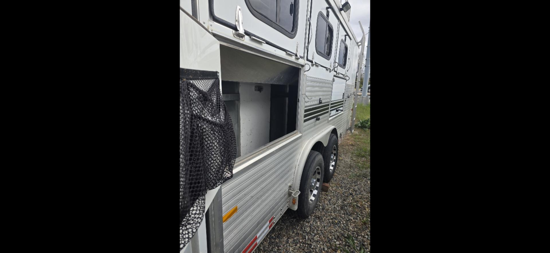 2003 White Sundowner Sierra , located at 923 US HWY 87 E., Billings, MT, 59101, (406) 245-0456, 45.795788, -108.451881 - 2003 Sundowner Sierra 8010 Located in Billings MT $29,900 Absolute beautiful trailer with high end solid oak cabinets, double door fridge.4 horse slant, 8' wide, aluminum on aluminum, hay rack, mangers w/storage, full exterior awning, outside speakers, electric front jack, fold down windows in - Photo#5