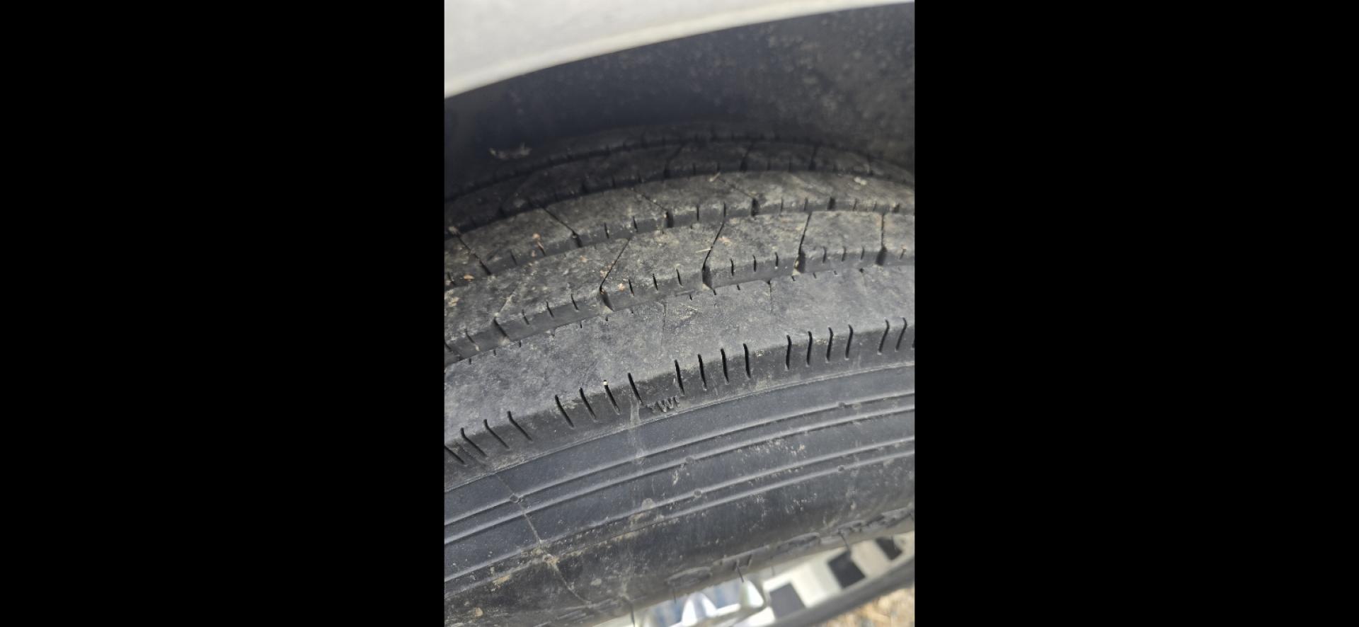 2003 White Sundowner Sierra , located at 923 US HWY 87 E., Billings, MT, 59101, (406) 245-0456, 45.795788, -108.451881 - 2003 Sundowner Sierra 8010 Located in Billings MT $29,900 Absolute beautiful trailer with high end solid oak cabinets, double door fridge.4 horse slant, 8' wide, aluminum on aluminum, hay rack, mangers w/storage, full exterior awning, outside speakers, electric front jack, fold down windows in - Photo#7