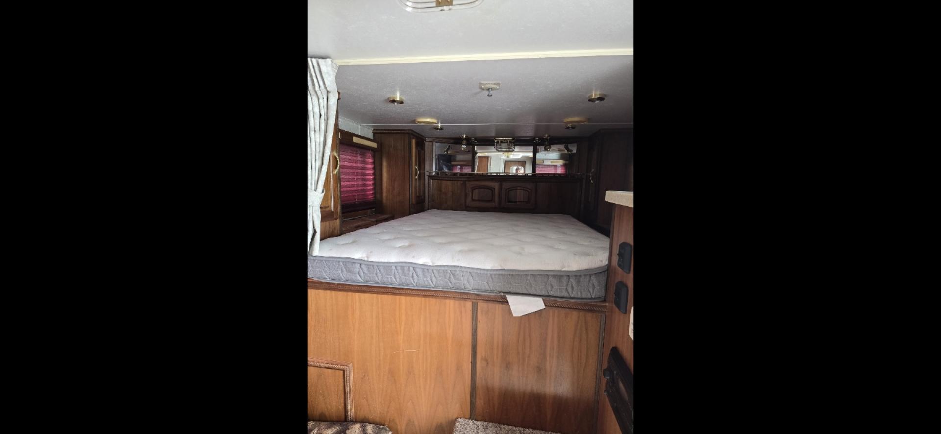 2003 White Sundowner Sierra , located at 923 US HWY 87 E., Billings, MT, 59101, (406) 245-0456, 45.795788, -108.451881 - 2003 Sundowner Sierra 8010 Located in Billings MT $29,900 Absolute beautiful trailer with high end solid oak cabinets, double door fridge.4 horse slant, 8' wide, aluminum on aluminum, hay rack, mangers w/storage, full exterior awning, outside speakers, electric front jack, fold down windows in - Photo#12