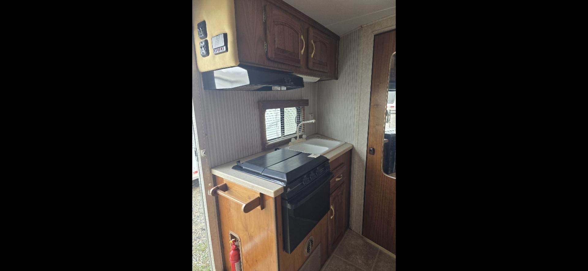 2003 White Sundowner Sierra , located at 923 US HWY 87 E., Billings, MT, 59101, (406) 245-0456, 45.795788, -108.451881 - 2003 Sundowner Sierra 8010 Located in Billings MT $29,900 Absolute beautiful trailer with high end solid oak cabinets, double door fridge.4 horse slant, 8' wide, aluminum on aluminum, hay rack, mangers w/storage, full exterior awning, outside speakers, electric front jack, fold down windows in - Photo#15