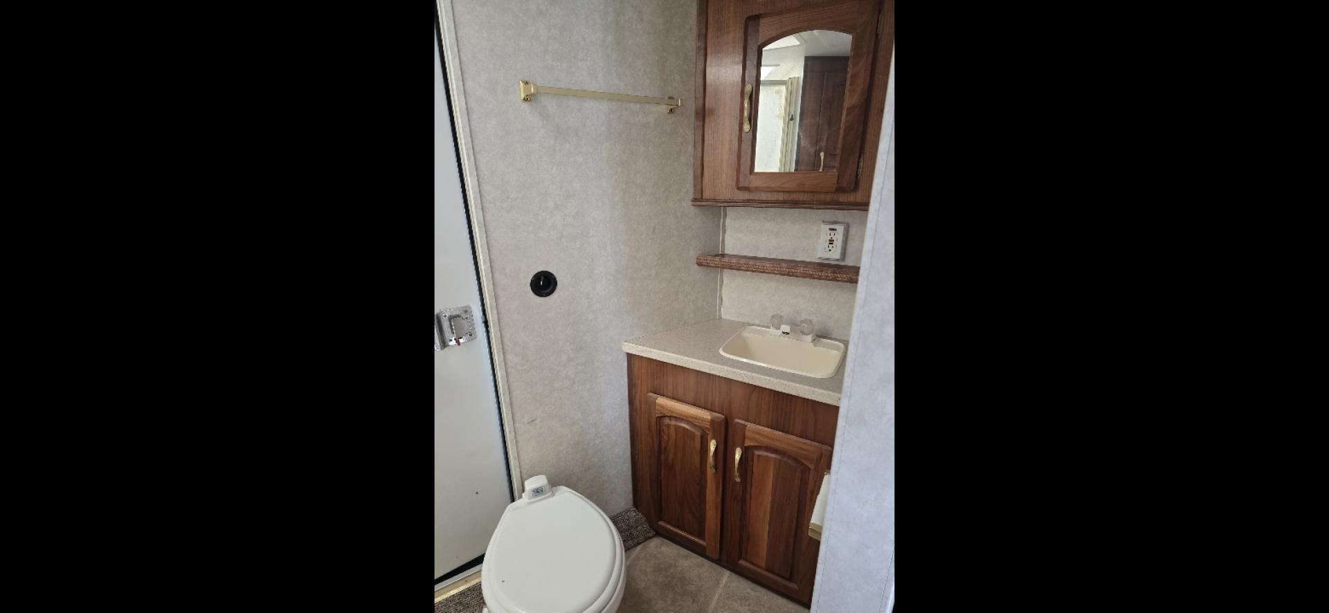 2003 White Sundowner Sierra , located at 923 US HWY 87 E., Billings, MT, 59101, (406) 245-0456, 45.795788, -108.451881 - 2003 Sundowner Sierra 8010 Located in Billings MT $29,900 Absolute beautiful trailer with high end solid oak cabinets, double door fridge.4 horse slant, 8' wide, aluminum on aluminum, hay rack, mangers w/storage, full exterior awning, outside speakers, electric front jack, fold down windows in - Photo#17