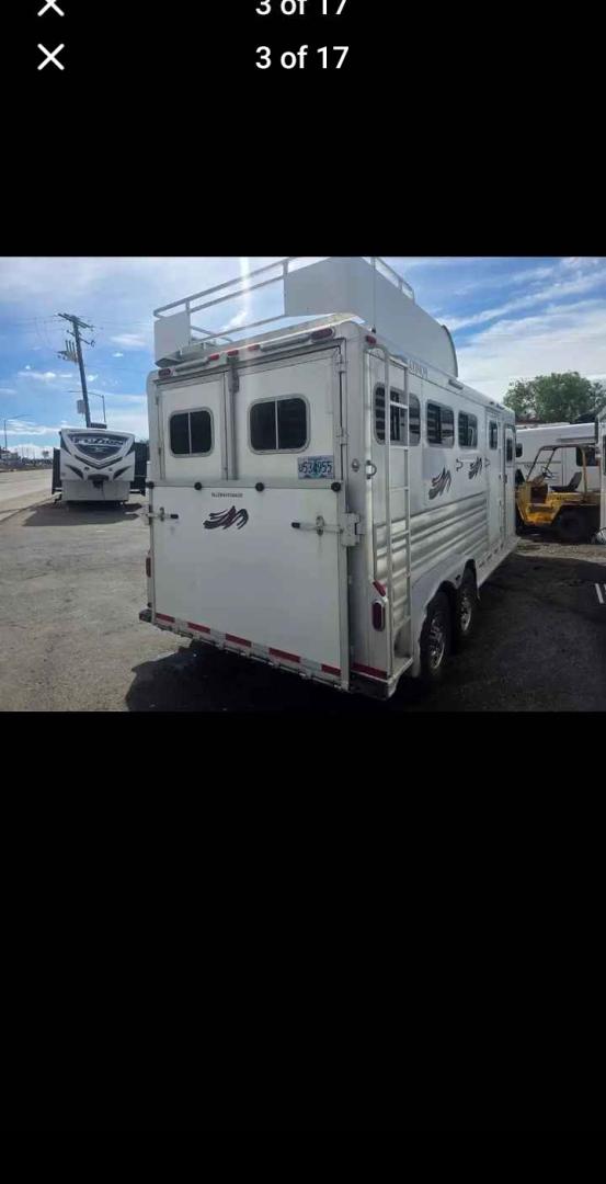 2018 White Platinum 3 Horse LQ , located at 923 US HWY 87 E., Billings, MT, 59101, (406) 245-0456, 45.795788, -108.451881 - 2018 Platinum 3 horse Located in Billings MT $34,900 2018 Platinum 3 horse... aluminum on aluminum...7' 5" wide.... hay rack... fold down windows front side... escape door... Huge mid tack... front dressing room... werm flooring... new tires... 20ft floor... overall 28 ft... inside height 7ft - Photo#2
