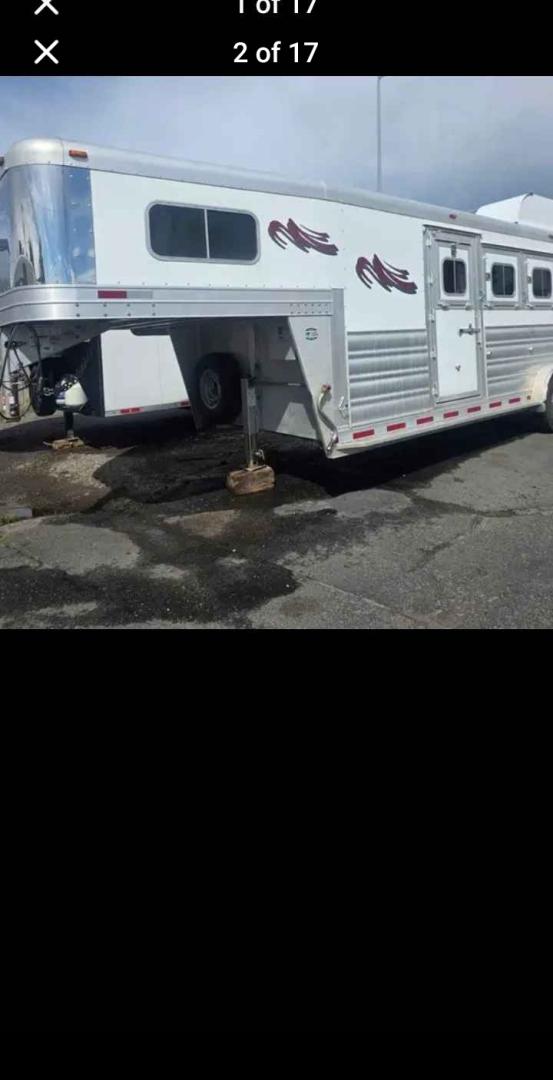 2018 White Platinum 3 Horse LQ , located at 923 US HWY 87 E., Billings, MT, 59101, (406) 245-0456, 45.795788, -108.451881 - 2018 Platinum 3 horse Located in Billings MT $34,900 2018 Platinum 3 horse... aluminum on aluminum...7' 5" wide.... hay rack... fold down windows front side... escape door... Huge mid tack... front dressing room... werm flooring... new tires... 20ft floor... overall 28 ft... inside height 7ft - Photo#1