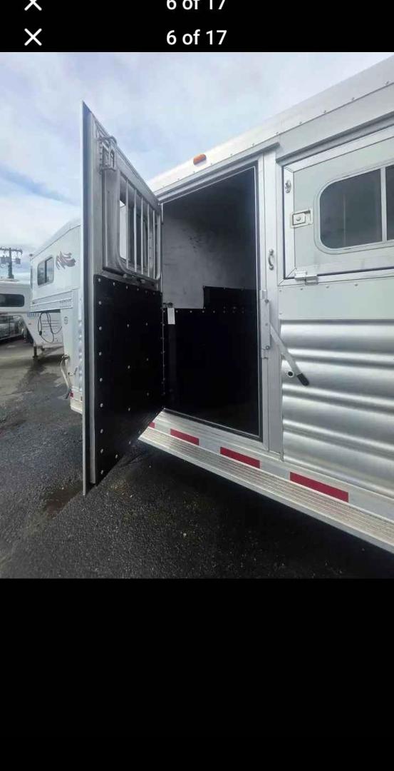 2018 White Platinum 3 Horse LQ , located at 923 US HWY 87 E., Billings, MT, 59101, (406) 245-0456, 45.795788, -108.451881 - 2018 Platinum 3 horse Located in Billings MT $34,900 2018 Platinum 3 horse... aluminum on aluminum...7' 5" wide.... hay rack... fold down windows front side... escape door... Huge mid tack... front dressing room... werm flooring... new tires... 20ft floor... overall 28 ft... inside height 7ft - Photo#5