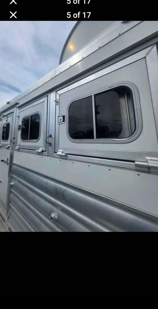 2018 White Platinum 3 Horse LQ , located at 923 US HWY 87 E., Billings, MT, 59101, (406) 245-0456, 45.795788, -108.451881 - 2018 Platinum 3 horse Located in Billings MT $34,900 2018 Platinum 3 horse... aluminum on aluminum...7' 5" wide.... hay rack... fold down windows front side... escape door... Huge mid tack... front dressing room... werm flooring... new tires... 20ft floor... overall 28 ft... inside height 7ft - Photo#4