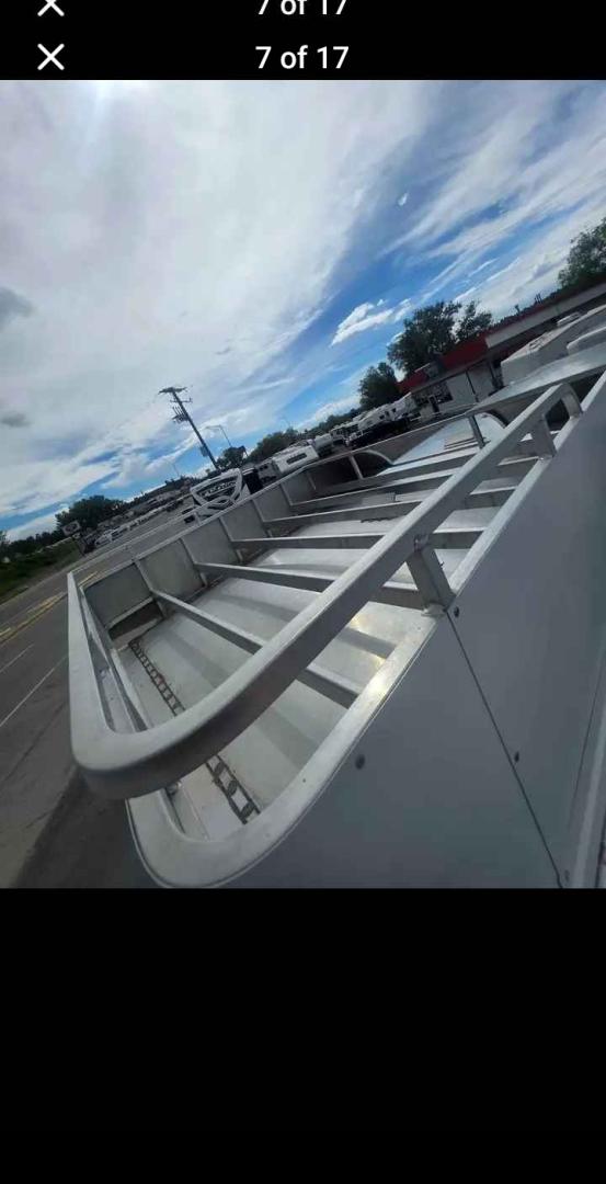 2018 White Platinum 3 Horse LQ , located at 923 US HWY 87 E., Billings, MT, 59101, (406) 245-0456, 45.795788, -108.451881 - 2018 Platinum 3 horse Located in Billings MT $34,900 2018 Platinum 3 horse... aluminum on aluminum...7' 5" wide.... hay rack... fold down windows front side... escape door... Huge mid tack... front dressing room... werm flooring... new tires... 20ft floor... overall 28 ft... inside height 7ft - Photo#6