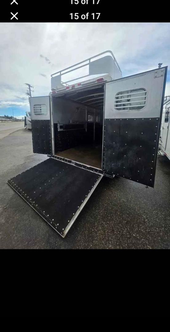 2018 White Platinum 3 Horse LQ , located at 923 US HWY 87 E., Billings, MT, 59101, (406) 245-0456, 45.795788, -108.451881 - 2018 Platinum 3 horse Located in Billings MT $34,900 2018 Platinum 3 horse... aluminum on aluminum...7' 5" wide.... hay rack... fold down windows front side... escape door... Huge mid tack... front dressing room... werm flooring... new tires... 20ft floor... overall 28 ft... inside height 7ft - Photo#14