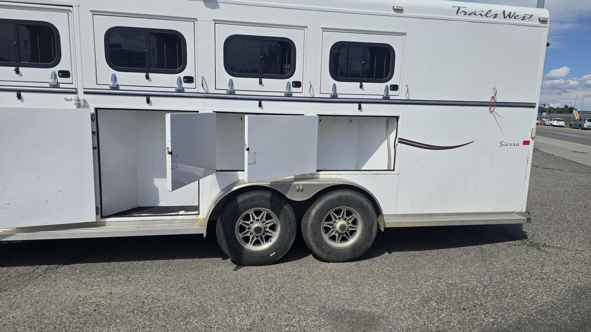 2011 White Trails West 4 Horse LQ , located at 923 US HWY 87 E., Billings, MT, 59101, (406) 245-0456, 45.795788, -108.451881 - 2011 Trails West 4 Horse LQ Located in Billings MT $29,900 This is a really nice 7' wide, 4 horse slant, with 12' living quarters. Inside is built for warm bloods at 8'8" high and length from chest to butt is 82". It has mangers, drop down windows in front, water tank, rear swing out saddle ra - Photo#2