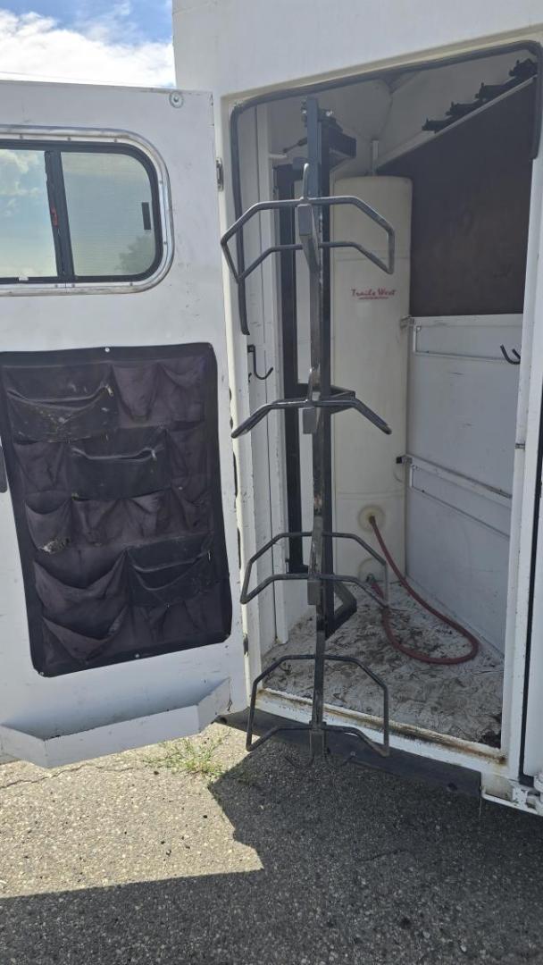 2011 White Trails West 4 Horse LQ , located at 923 US HWY 87 E., Billings, MT, 59101, (406) 245-0456, 45.795788, -108.451881 - 2011 Trails West 4 Horse LQ Located in Billings MT $29,900 This is a really nice 7' wide, 4 horse slant, with 12' living quarters. Inside is built for warm bloods at 8'8" high and length from chest to butt is 82". It has mangers, drop down windows in front, water tank, rear swing out saddle ra - Photo#6