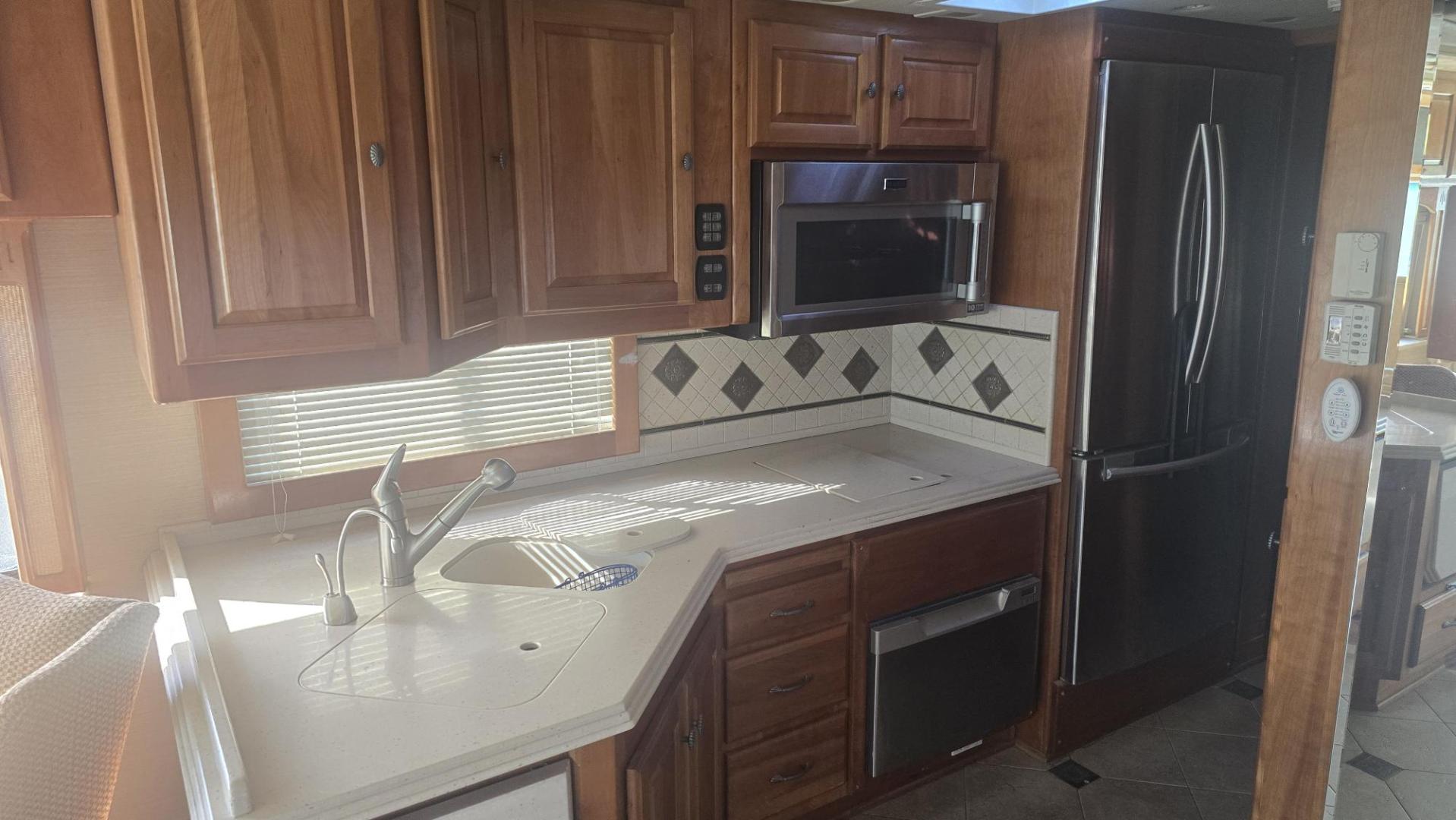 2006 Bronze Monaco Dynasty , located at 923 US HWY 87 E., Billings, MT, 59101, (406) 245-0456, 45.795788, -108.451881 - Photo#8