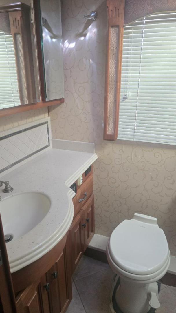 2006 Bronze Monaco Dynasty , located at 923 US HWY 87 E., Billings, MT, 59101, (406) 245-0456, 45.795788, -108.451881 - Photo#13
