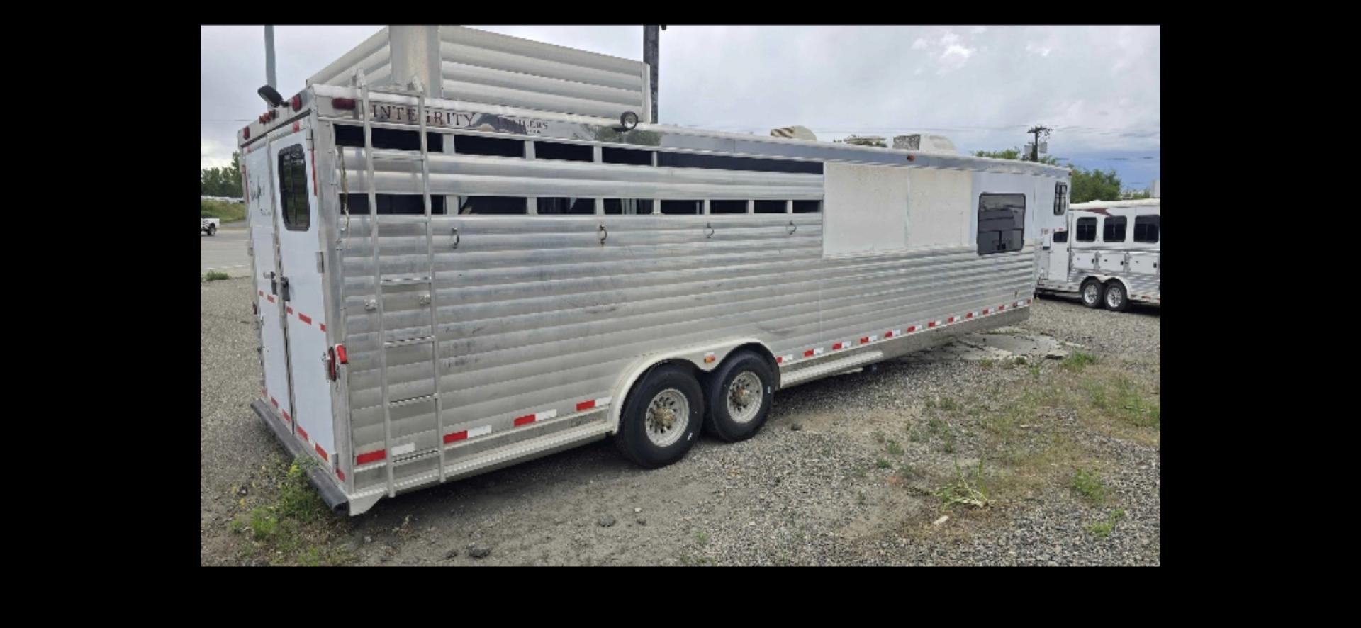2005 White Integrity 4 Horse LQ , located at 923 US HWY 87 E., Billings, MT, 59101, (406) 245-0456, 45.795788, -108.451881 - Photo#2