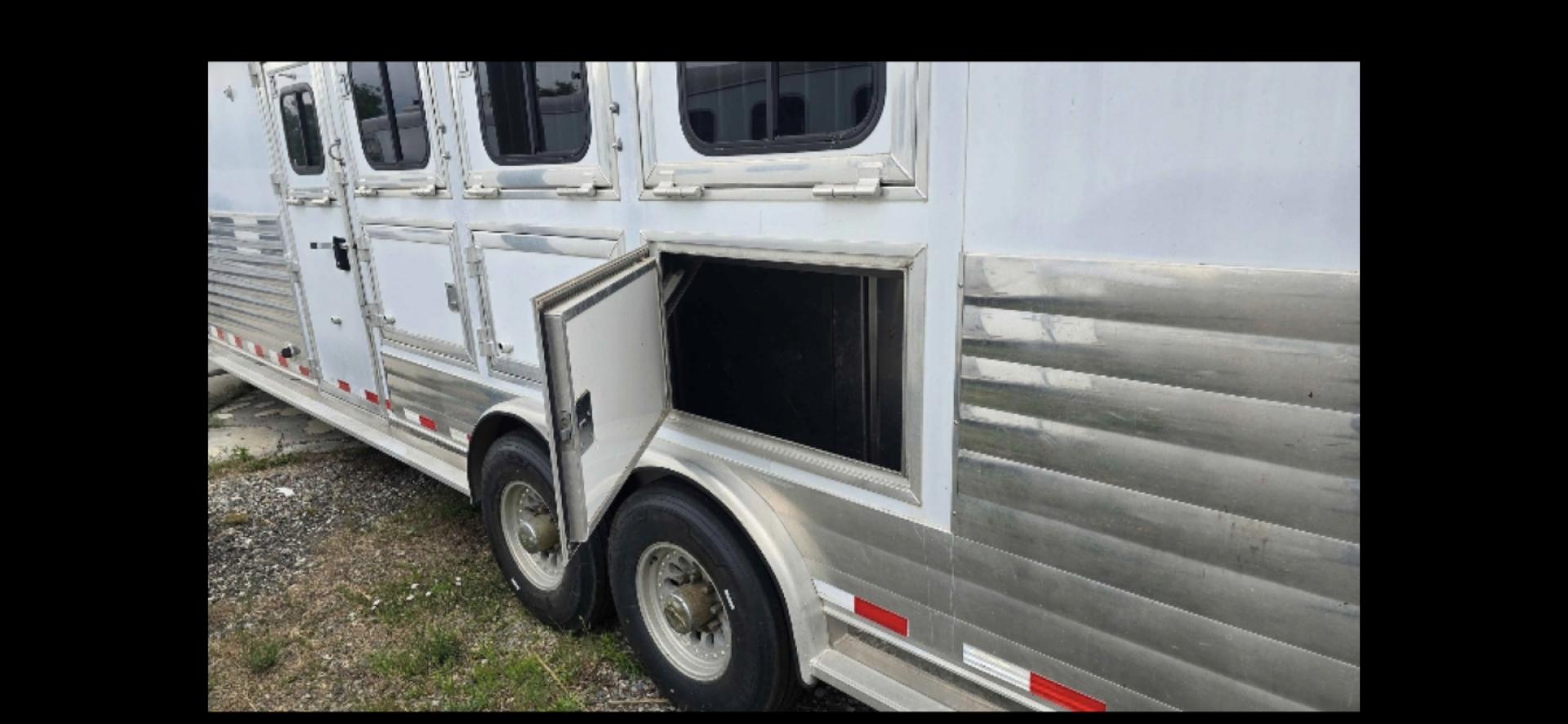 2005 White Integrity 4 Horse LQ , located at 923 US HWY 87 E., Billings, MT, 59101, (406) 245-0456, 45.795788, -108.451881 - Photo#1