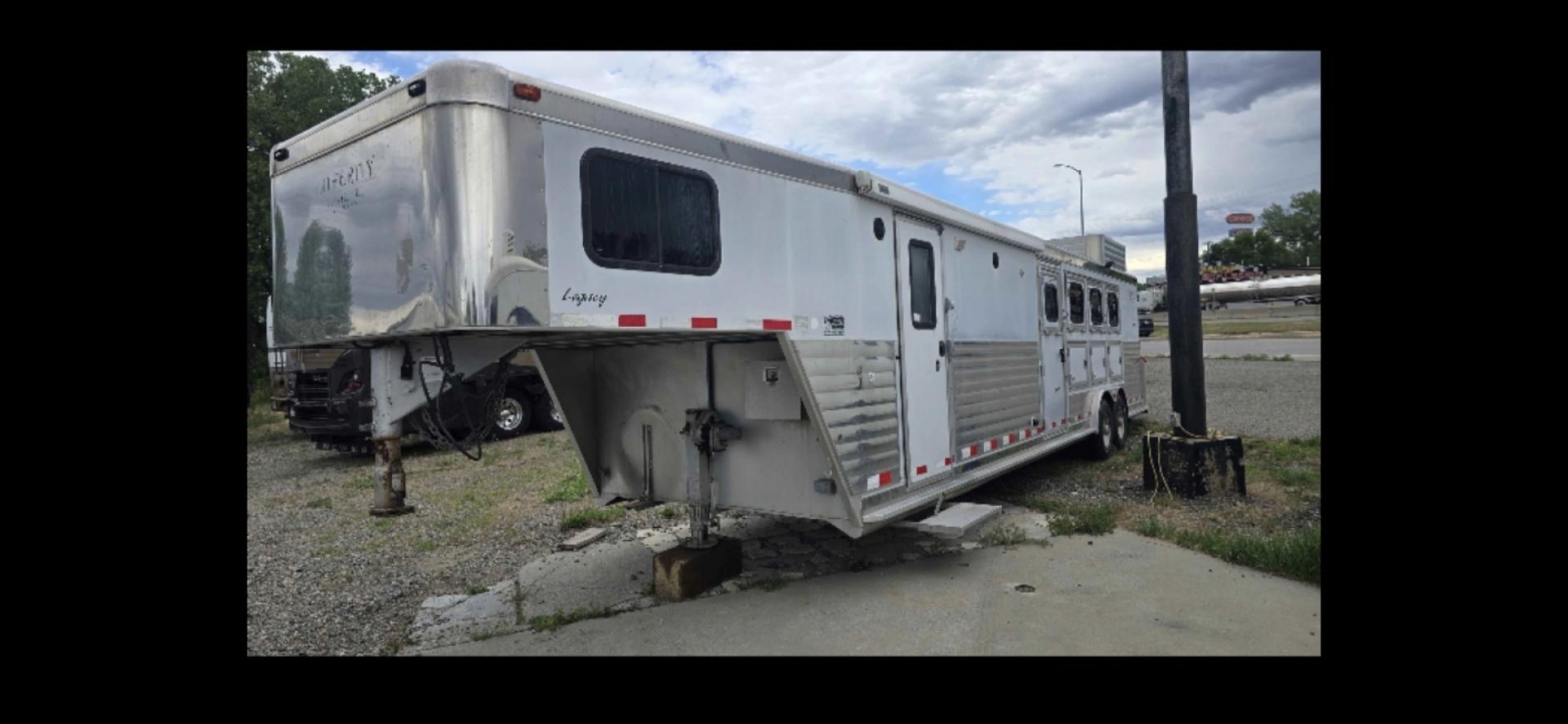 2005 White Integrity 4 Horse LQ , located at 923 US HWY 87 E., Billings, MT, 59101, (406) 245-0456, 45.795788, -108.451881 - Photo#0